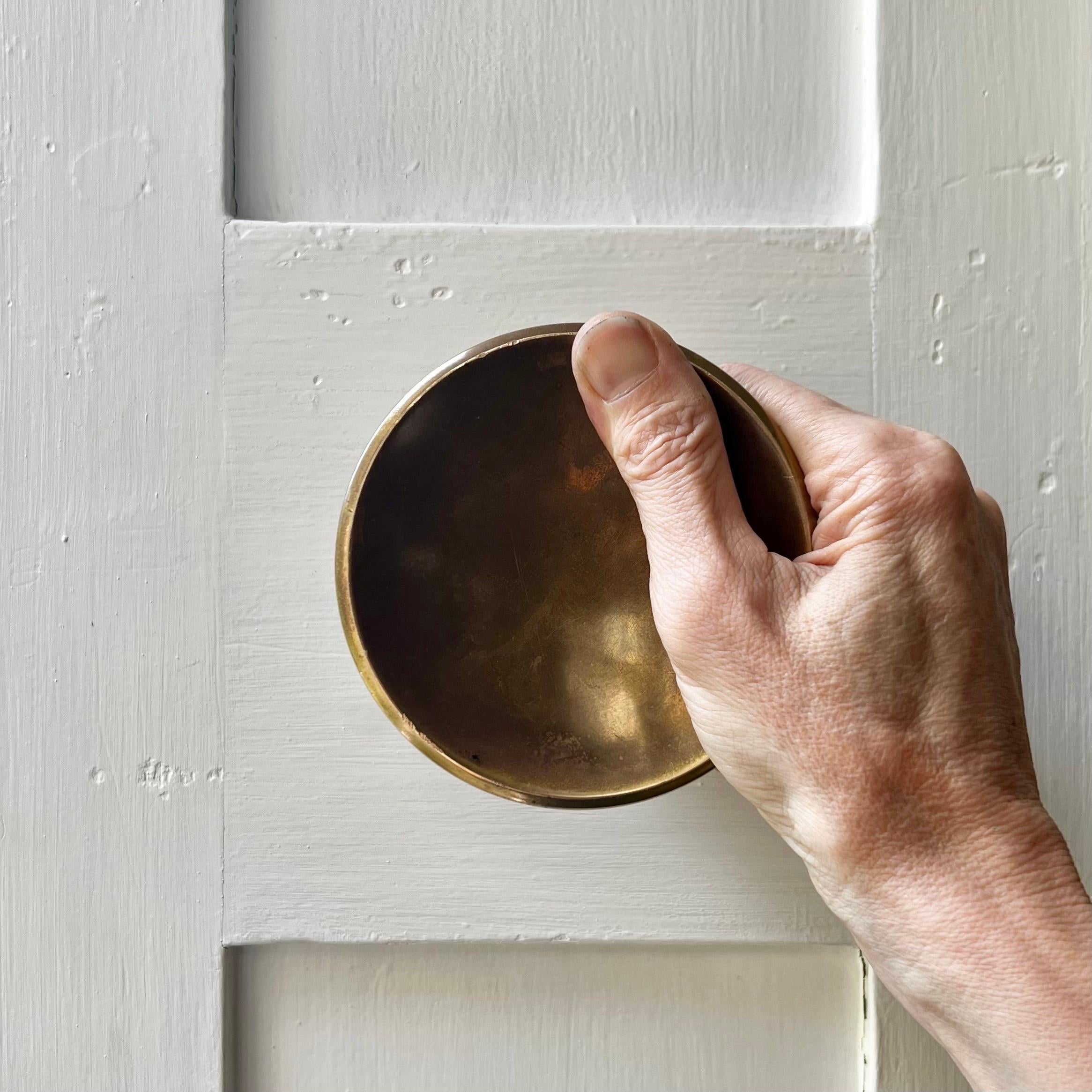 Moderno Due set di maniglie circolari di medie dimensioni in bronzo, metà del XX secolo, Francia in vendita