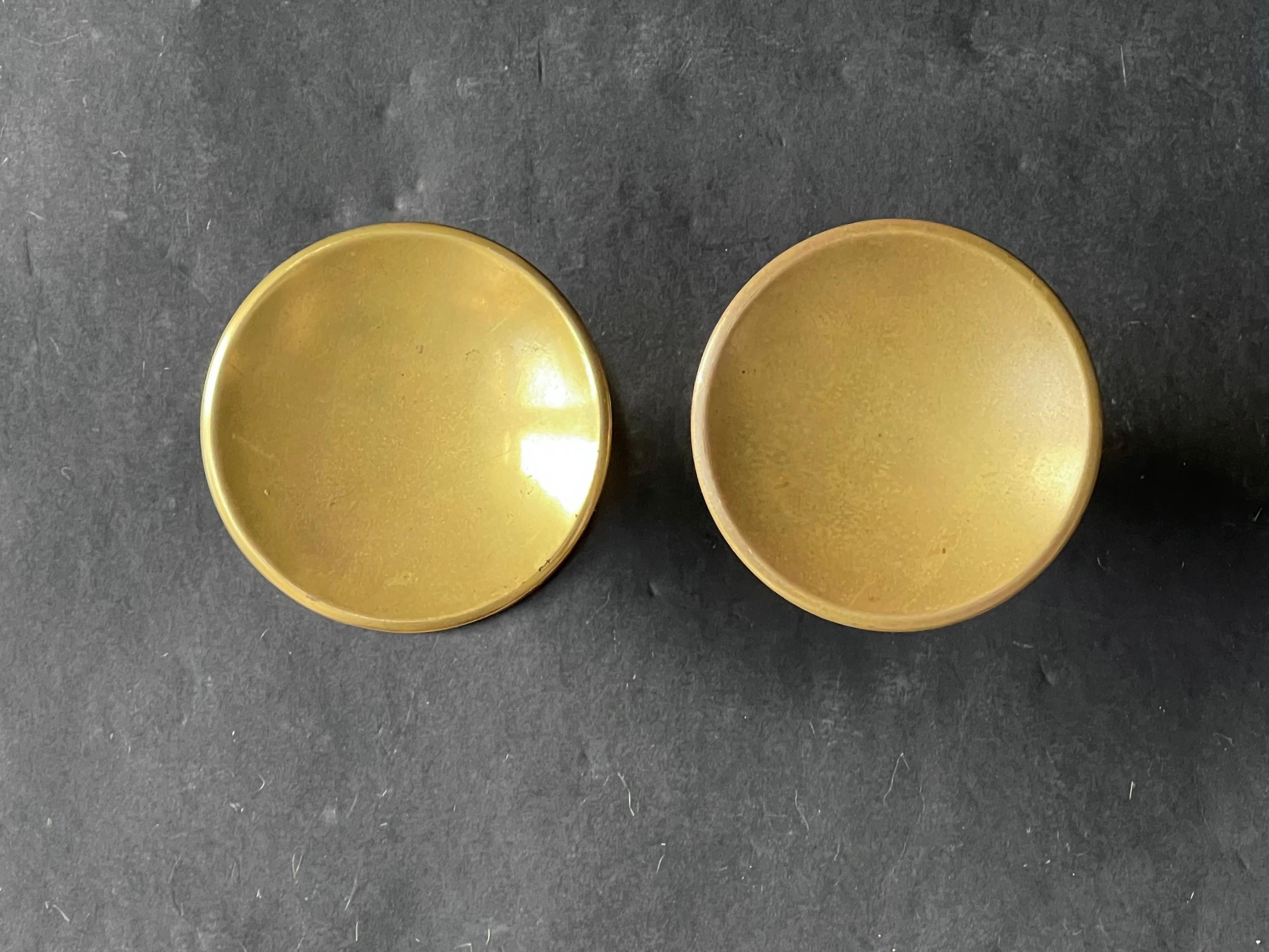 Metallo Due set di maniglie circolari di medie dimensioni in bronzo, metà del XX secolo, Francia in vendita