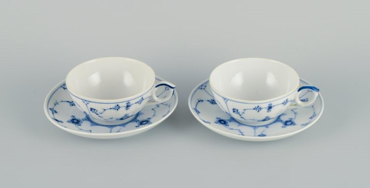 Due set di tazze e piattini da tè Royal Copenhagen Blue Fluted Plain in porcellana dipinta a mano.
Modello 1/76 
Circa 1920/30 anni.
In ottime condizioni.
Contrassegnato.
Seconda qualità di fabbrica.
Misure: D. A. 9,5 cm. (senza manico) x H.