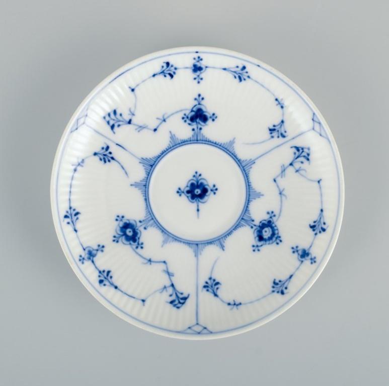 Porcellana Due set di tazze da tè e piattini scanalati blu di Royal Copenhagen in vendita