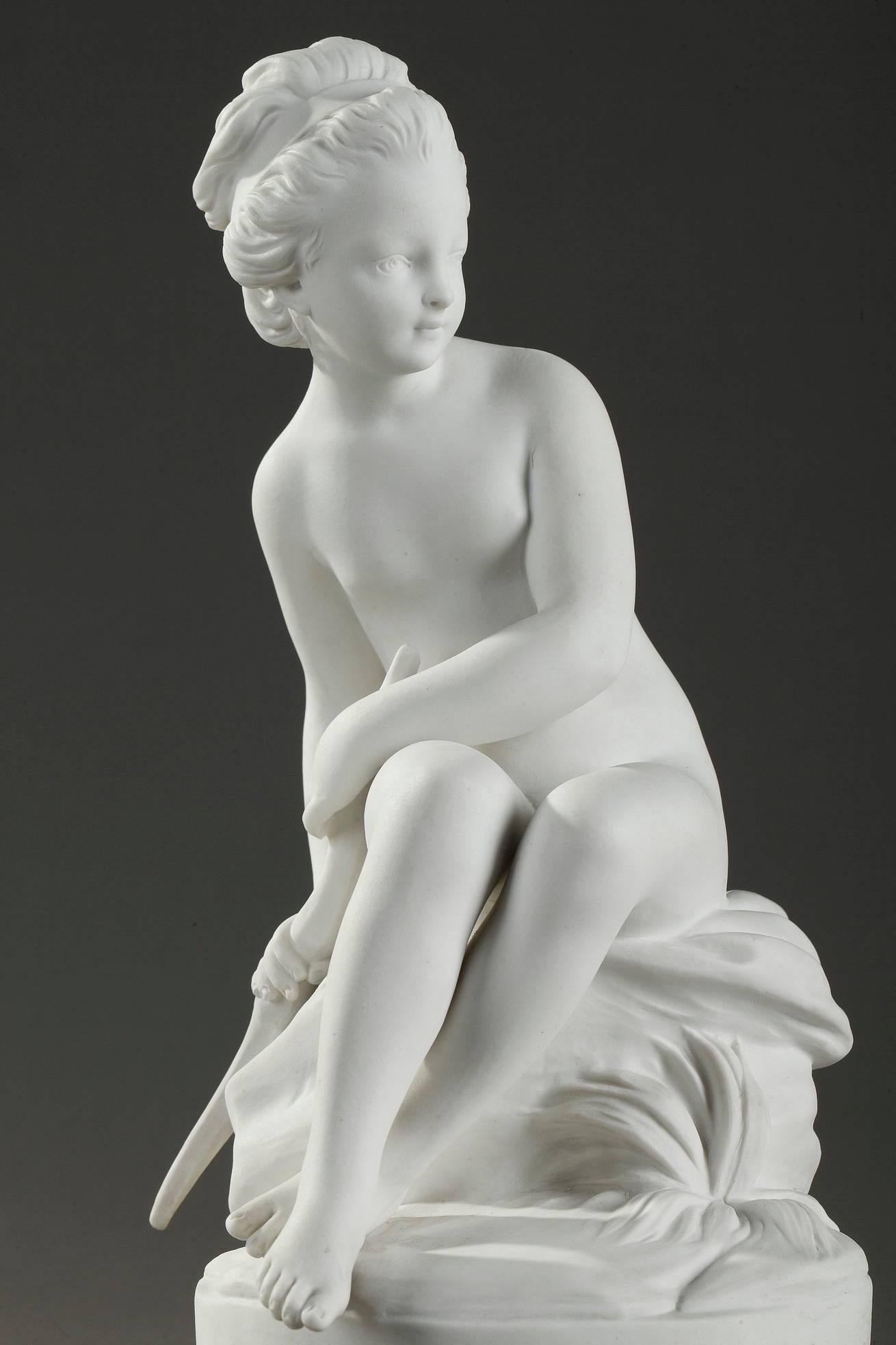 Deux statuettes en porcelaine de Sèvres représentant le couple Cupidon (Eros) et Psyché. Assis sur des nuages:: Cupidon:: le dieu de l'amour dans la mythologie classique:: demande le silence tout en tirant une flèche de son carquois. Cette flèche