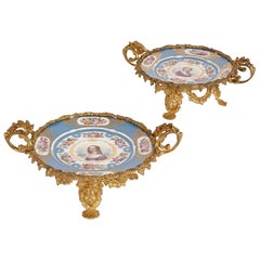 Deux assiettes en porcelaine peinte montées sur bronze doré de style Sèvres