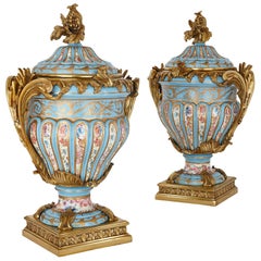 Deux urnes de style Sèvres en porcelaine et bronze doré