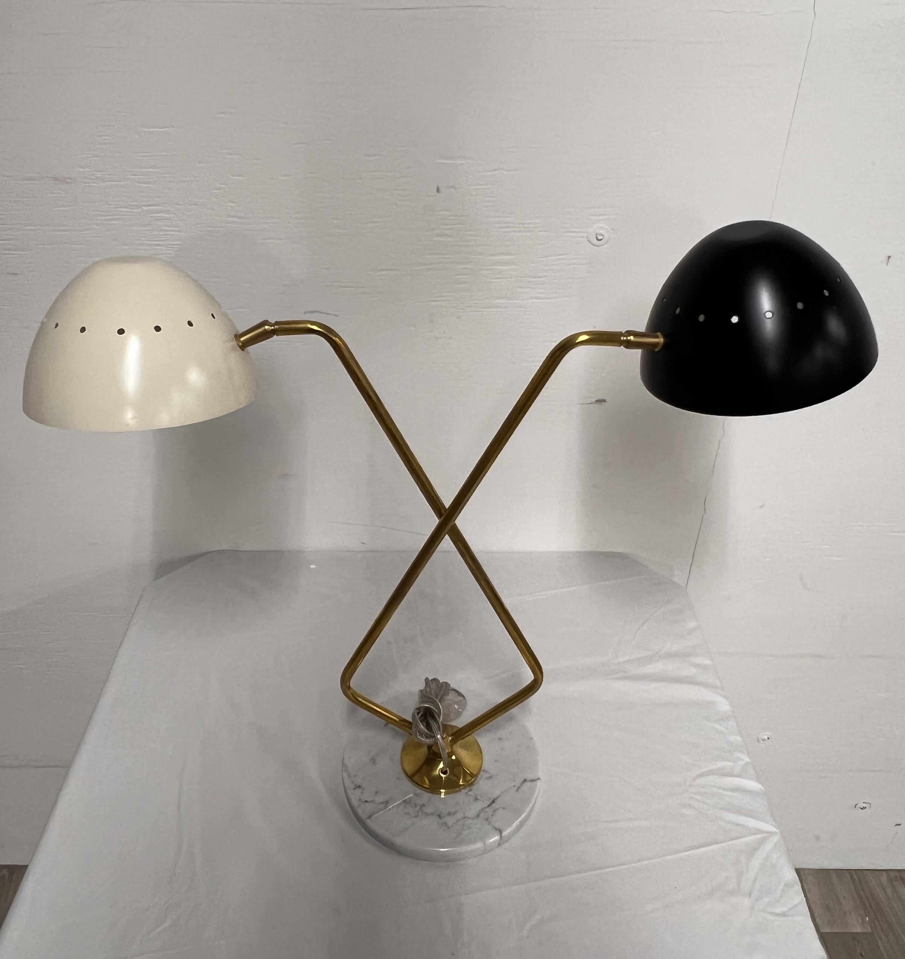 Lampe de table avec deux abat-jours un noir et un blanc avec une base en marbre et des éléments en laiton. 
Nécessité de refaire le câblage 
Paire disponible