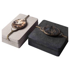 Deux boîtes en galuchat avec un bouton en semi-précieux et des détails en laiton par Kifu Paris