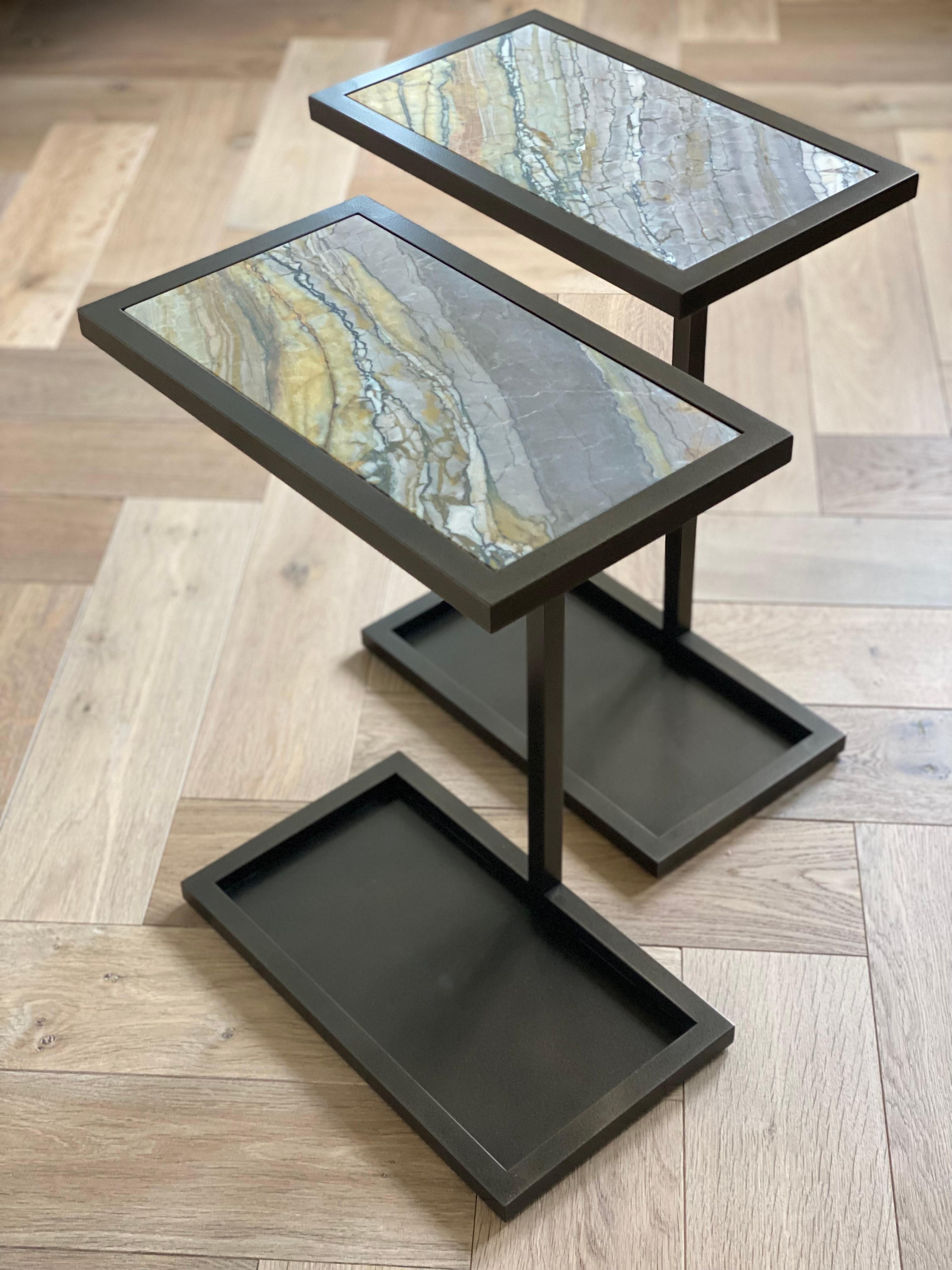 XXIe siècle et contemporain Table Martinez Martini faite sur mesure avec deux étagères et surface en marbre enduit de poudre en vente