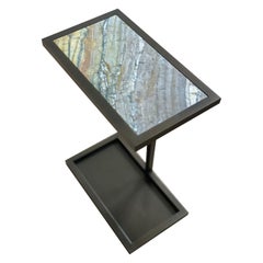 Table Martinez Martini faite sur mesure avec deux étagères et surface en marbre enduit de poudre