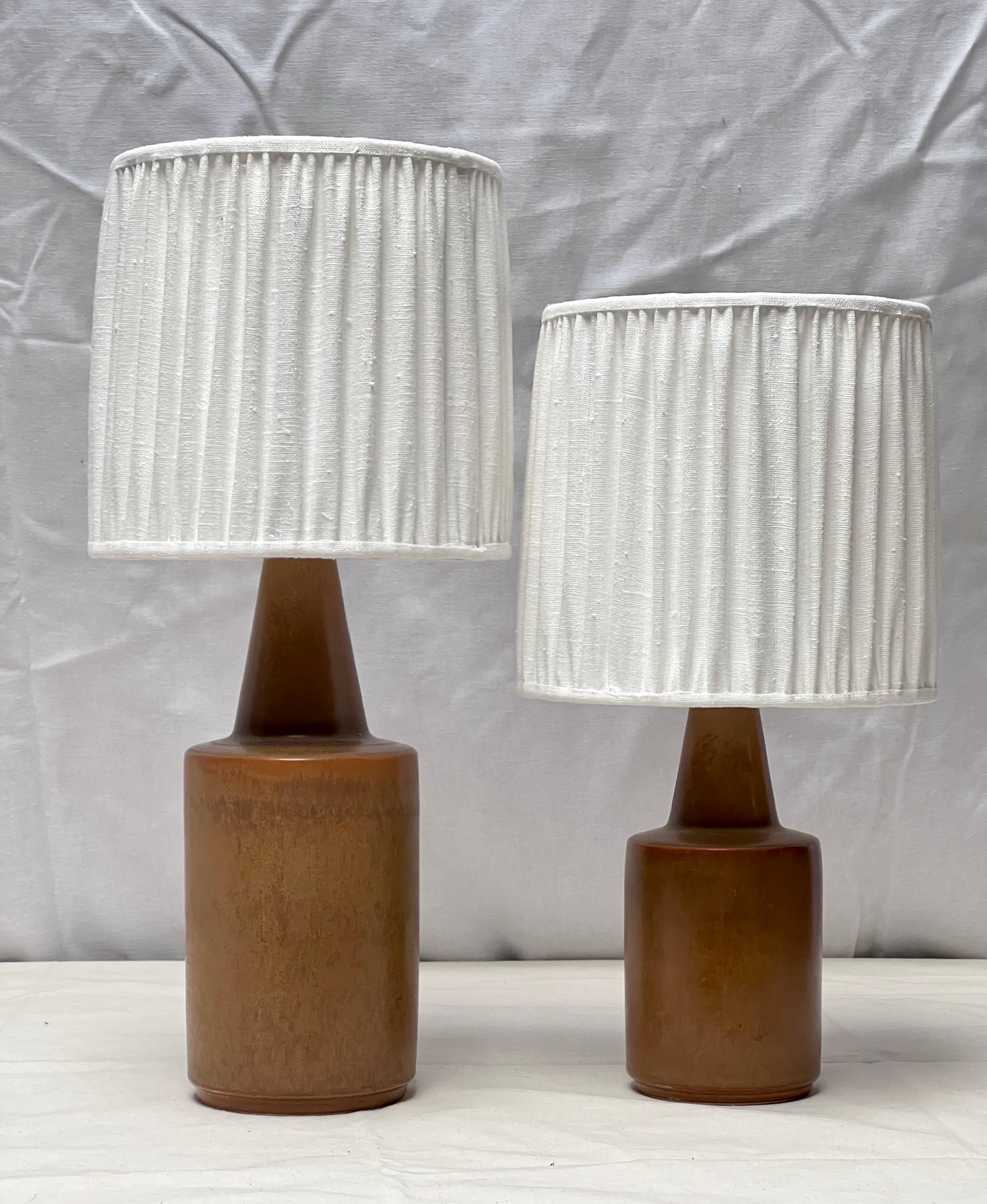 Deux lampes de table en céramique de Søholm faites d'argile avec différentes nuances de brun / orange. Il s'agit du même modèle avec une hauteur différente.  Nous avons remplacé les abat-jours par de nouveaux en lin belge fait main, ainsi que tous