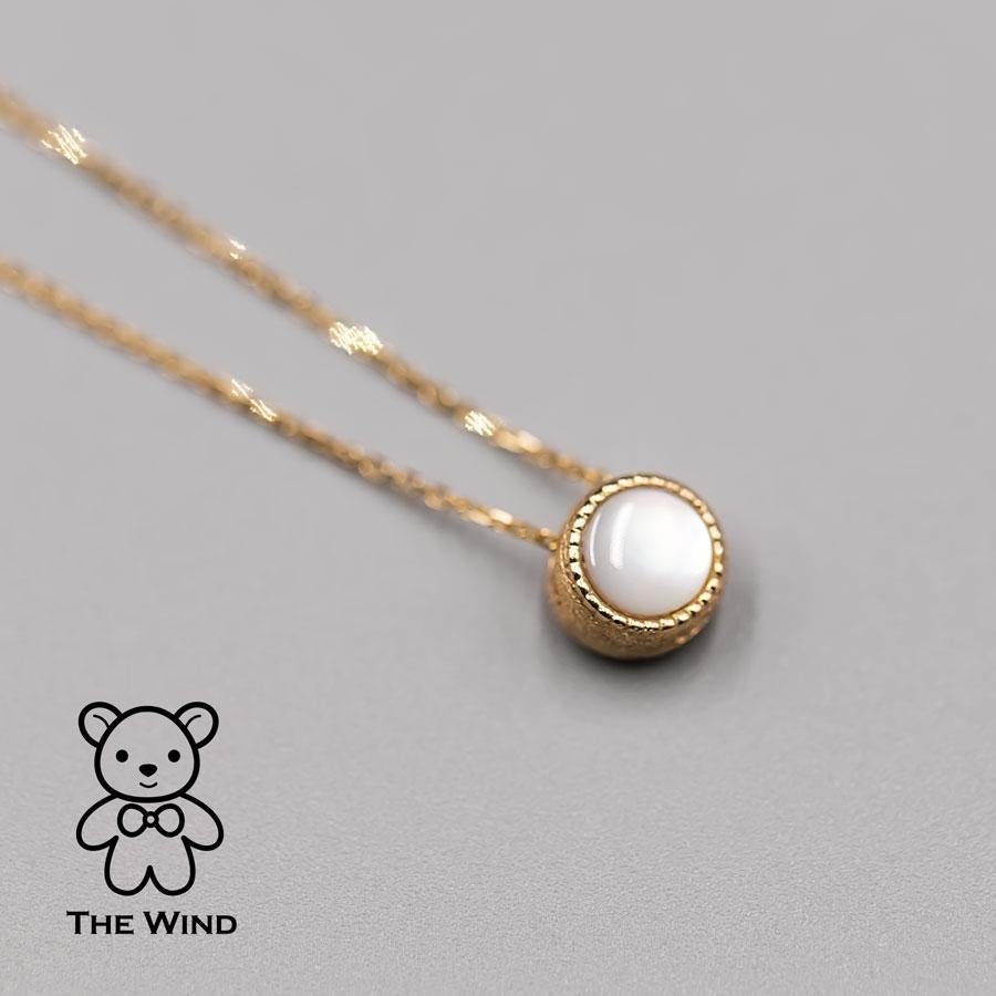 Arts and Crafts Collier Australian Doublet Opal & Mother of Pearls en or jaune 18 carats en vente