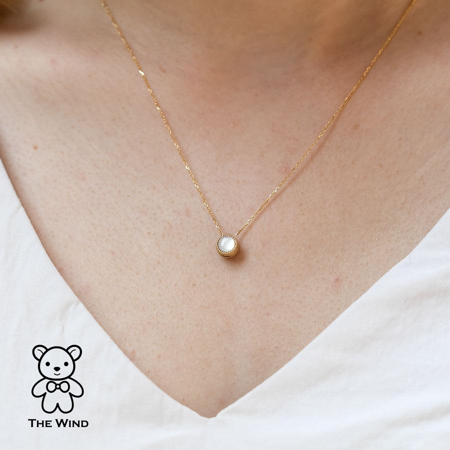 Collier Australian Doublet Opal & Mother of Pearls en or jaune 18 carats Neuf - En vente à Suwanee, GA
