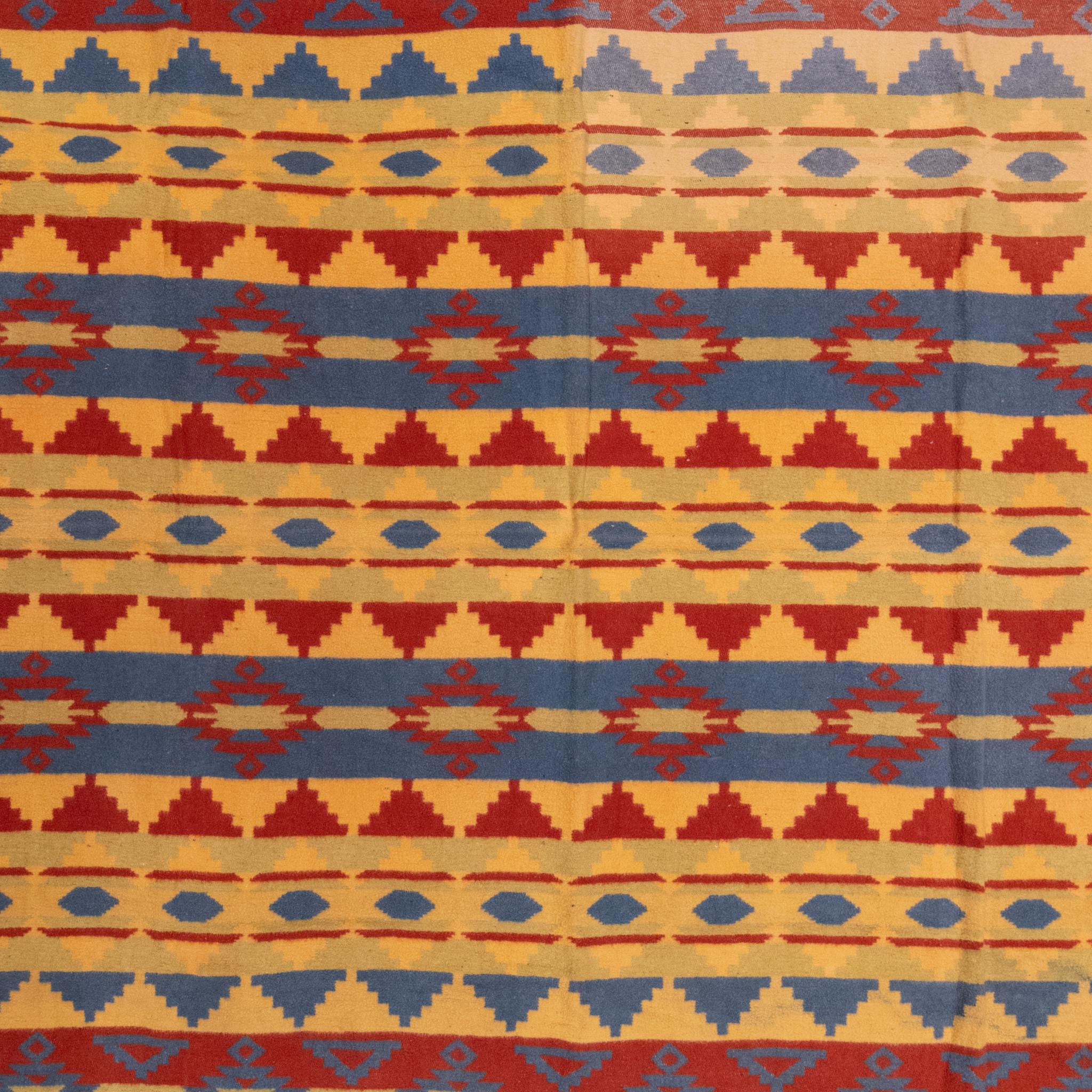 Beidseitig bedruckte Decke aus Baumwolle mit geometrischen Mustern. Guter Zustand, leichte Verblassung an einer Ecke, die nicht stört.

Zeitraum: um 1920
Herkunft: Bake
Größe: 64
