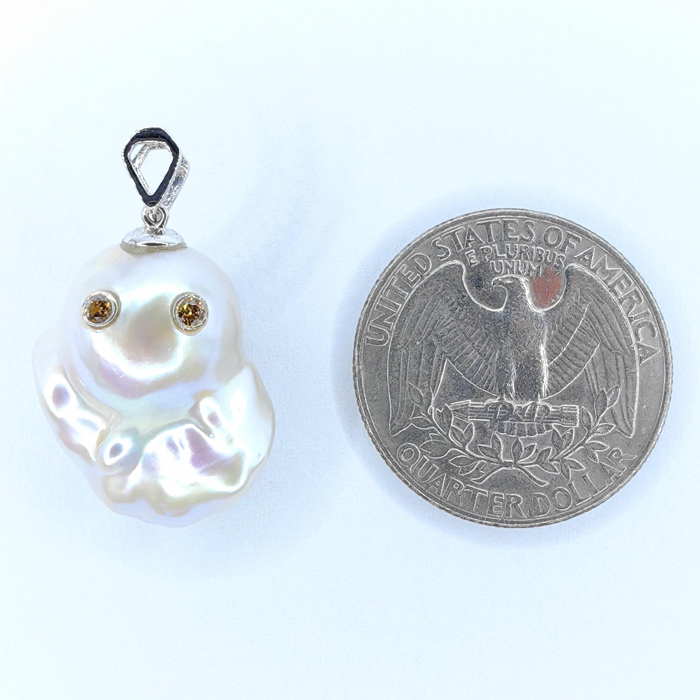 Darling Phantom Gemini: ciondolo con diamante nero e marrone a due facce con perla fantasma 18 carati in vendita 1