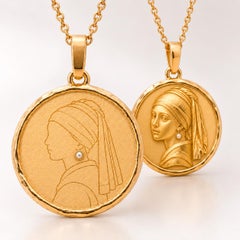 Collana con ciondolo a forma di ragazza con una perla, reversibile.