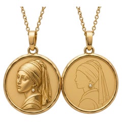 Collana con ciondolo a forma di ragazza con una perla, reversibile.