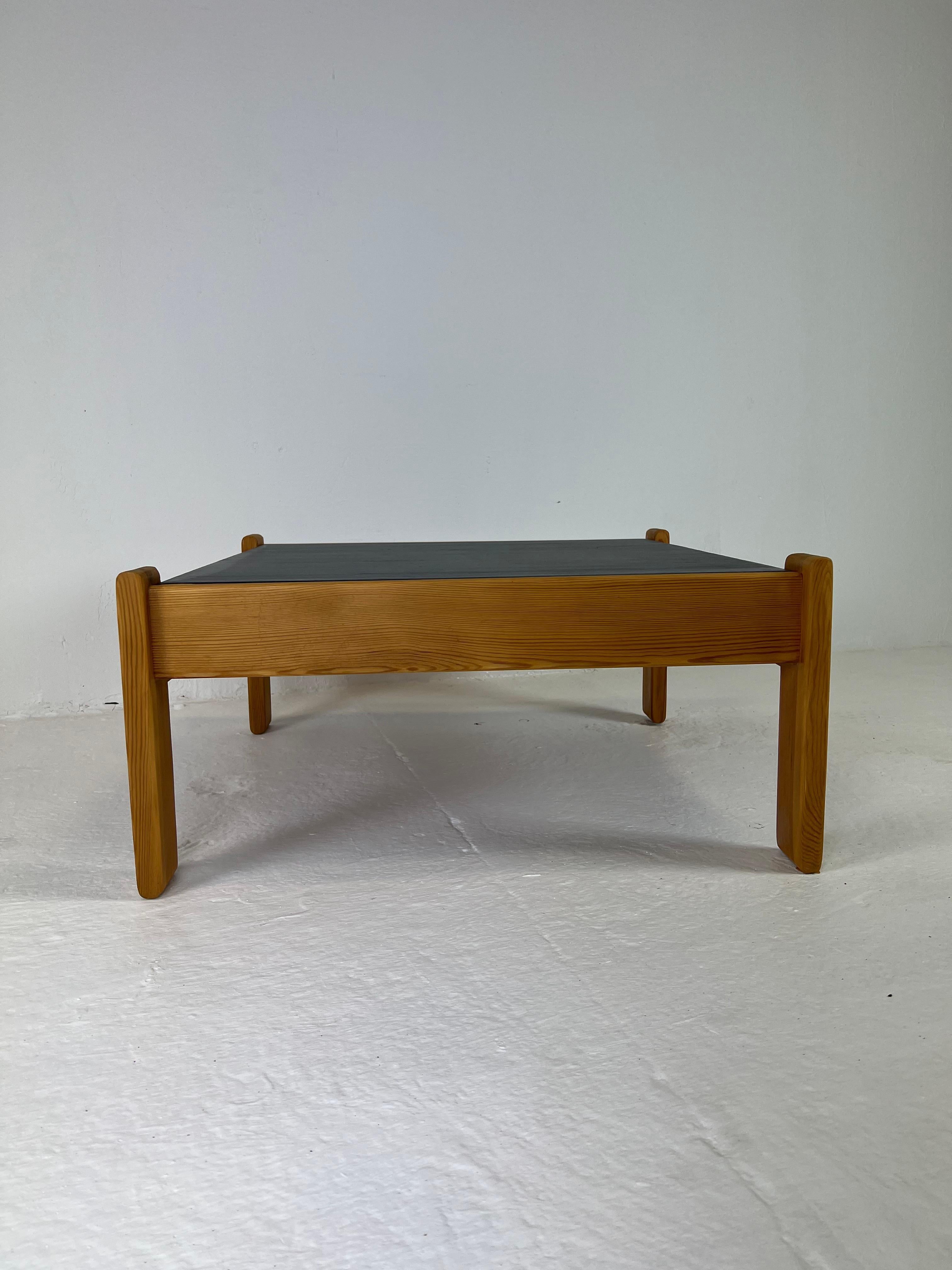 Two-Sided Modernist Coffee Table in Pine Wood, 1970s For Sale 4