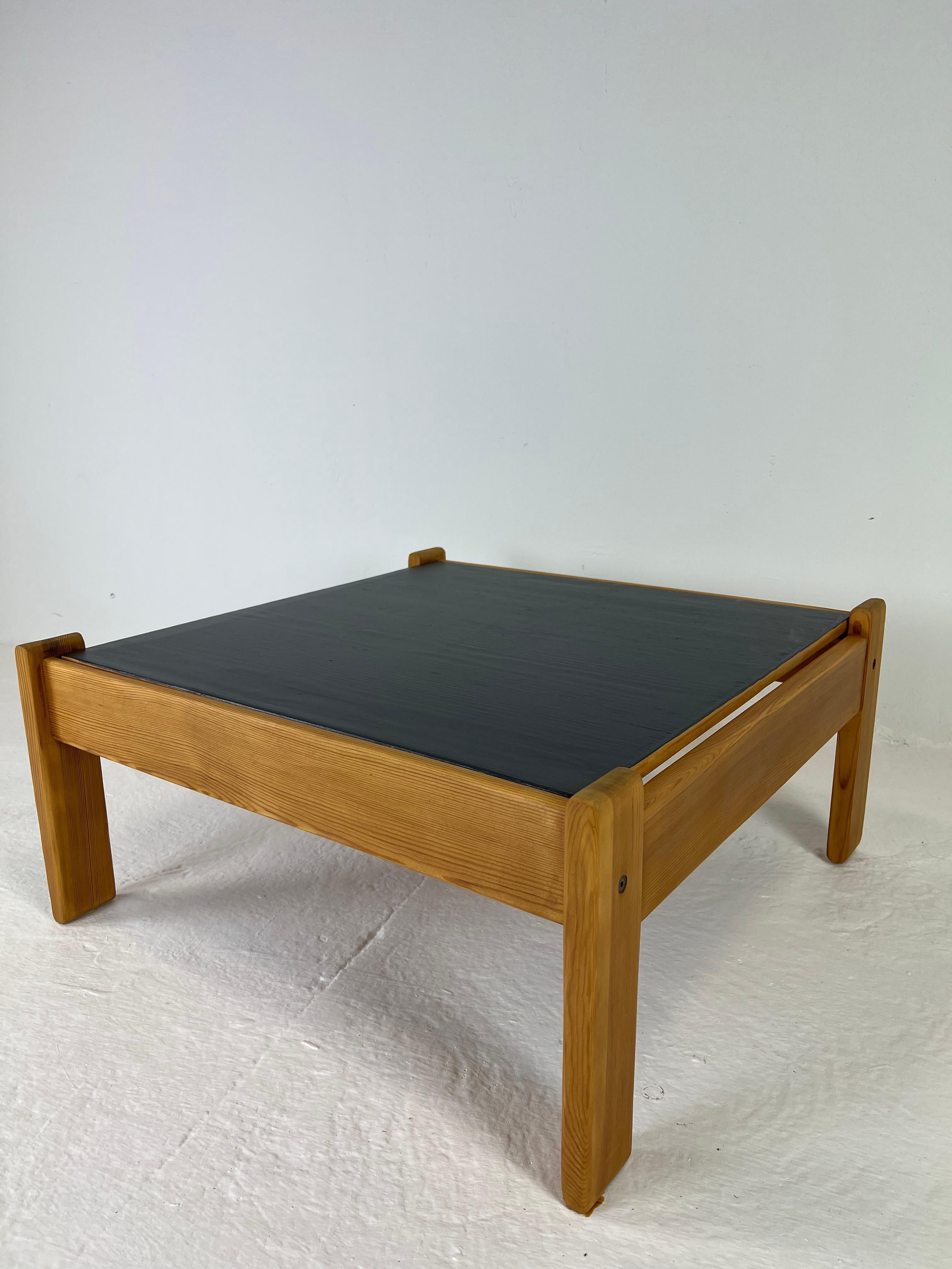 Two-Sided Modernist Coffee Table in Pine Wood, 1970s For Sale 8