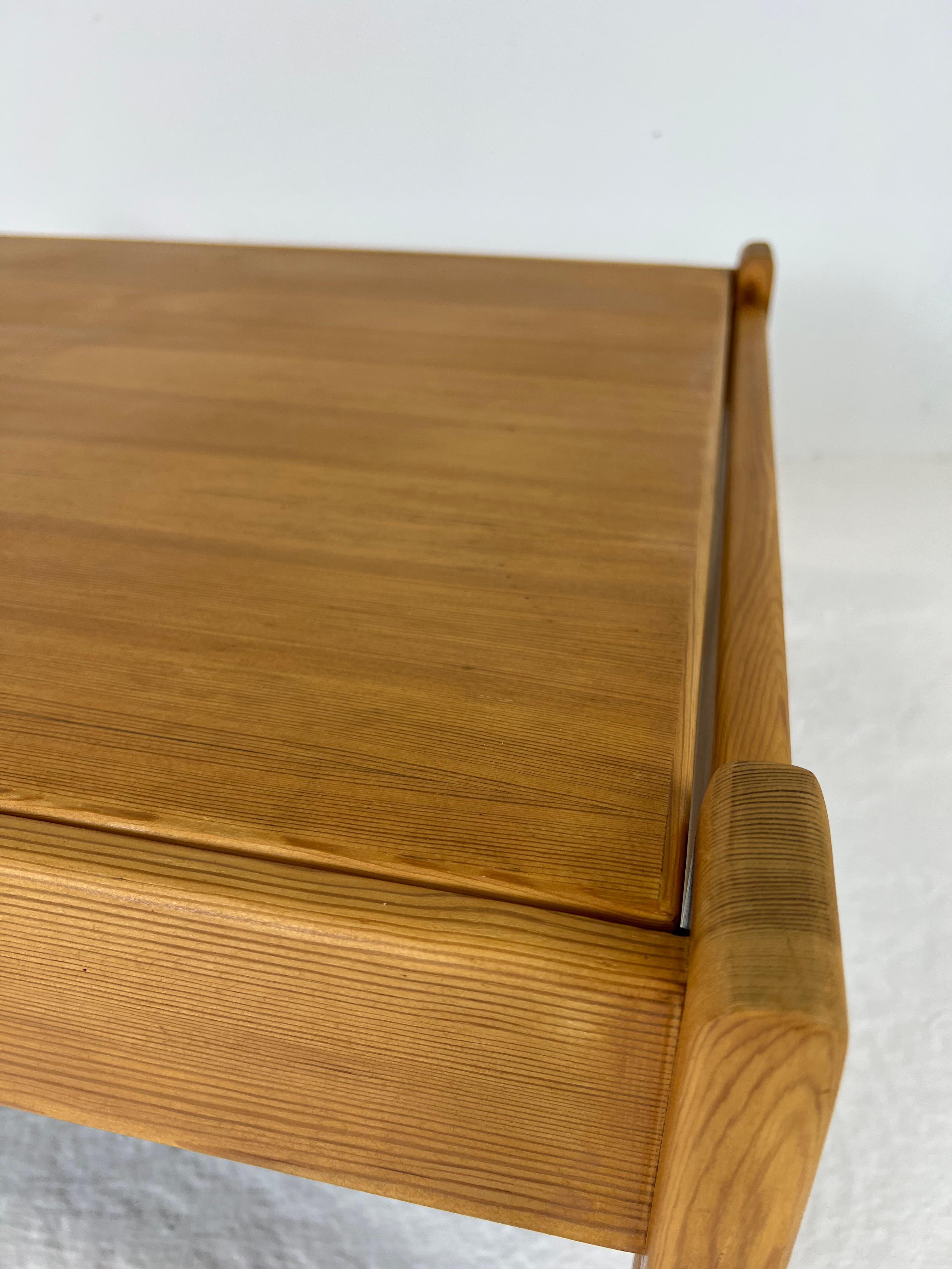 Table basse moderniste à deux faces en bois de pin, années 1970 en vente 10