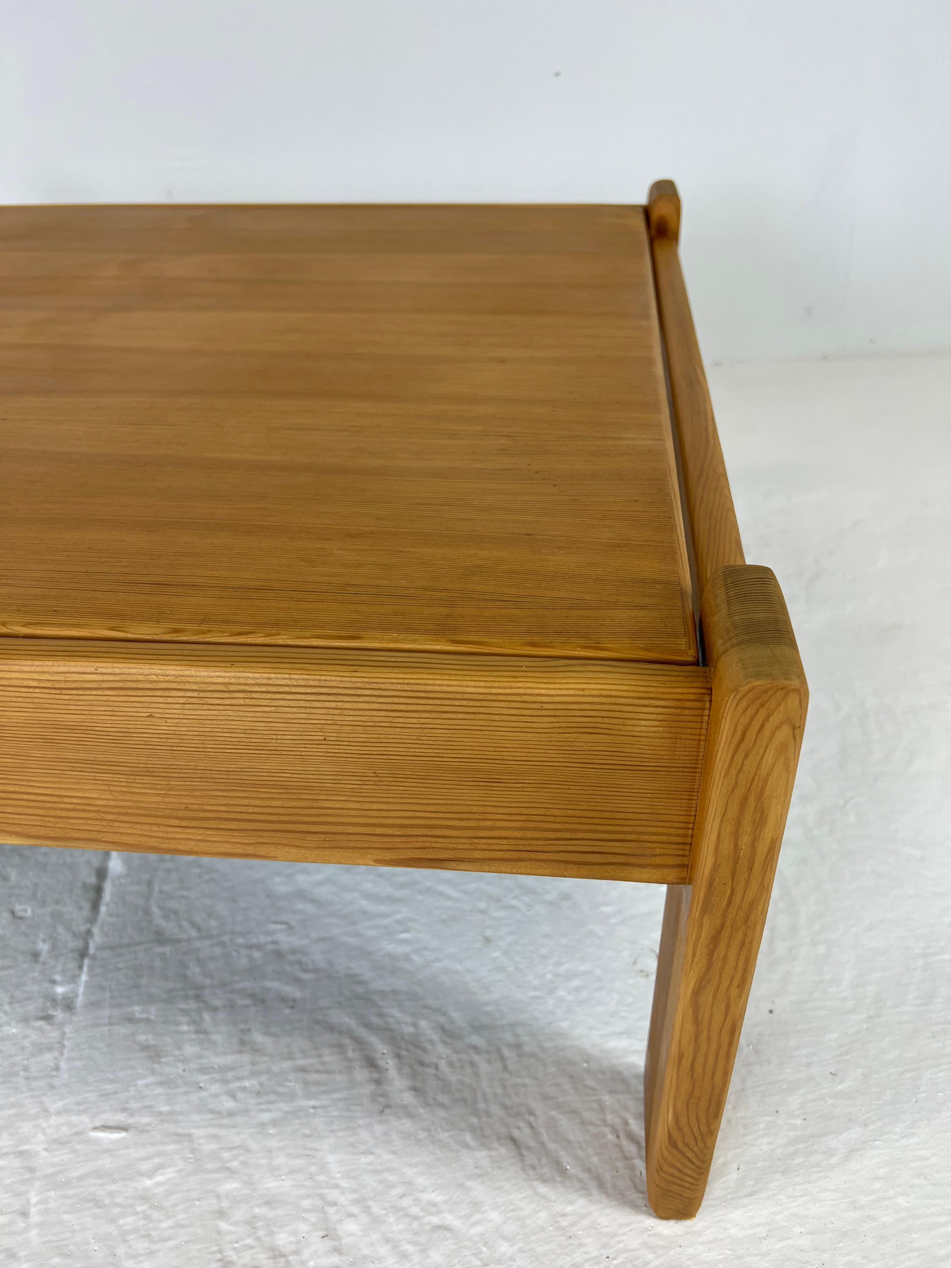 Two-Sided Modernist Coffee Table in Pine Wood, 1970s For Sale 12