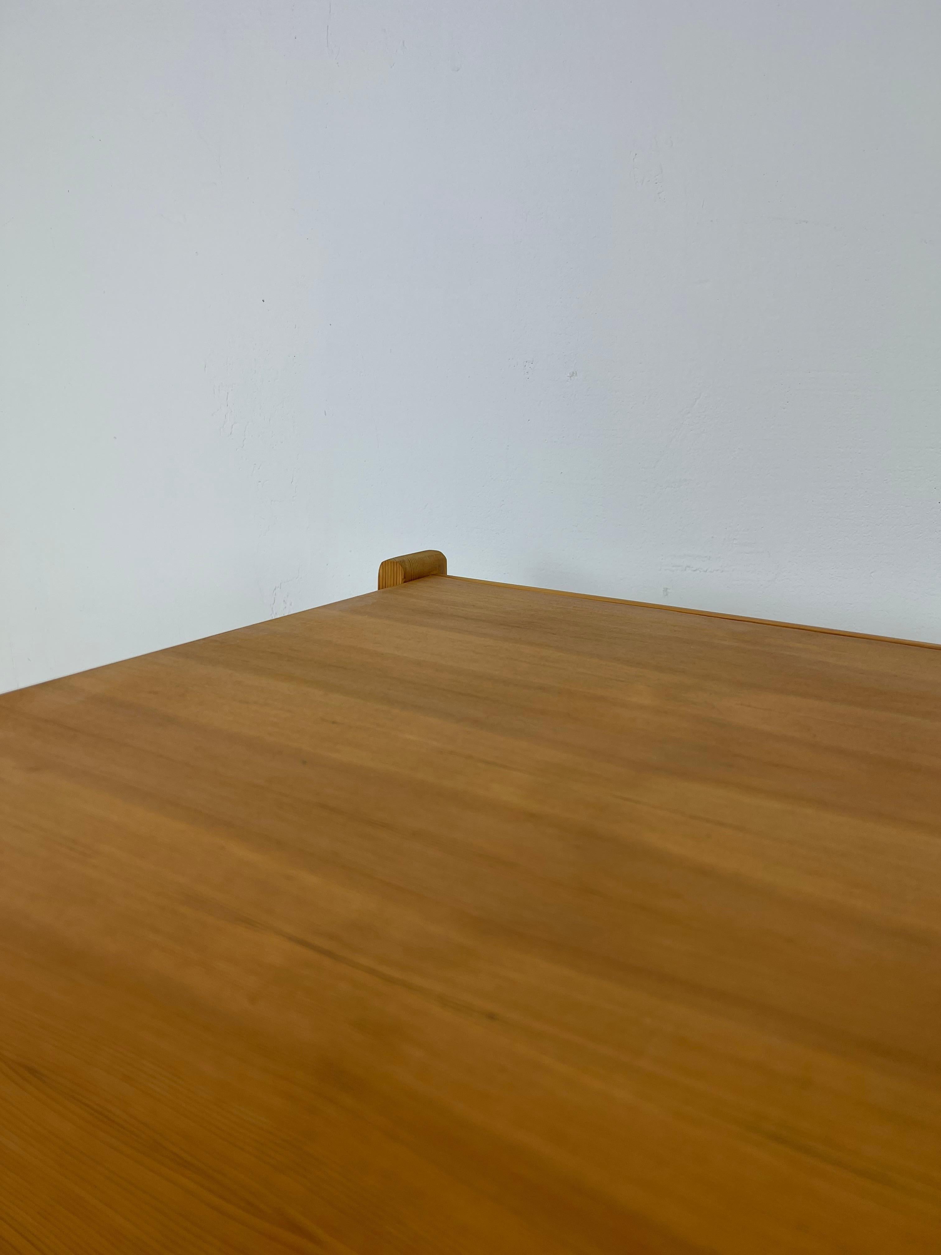 Table basse moderniste à deux faces en bois de pin, années 1970 en vente 12