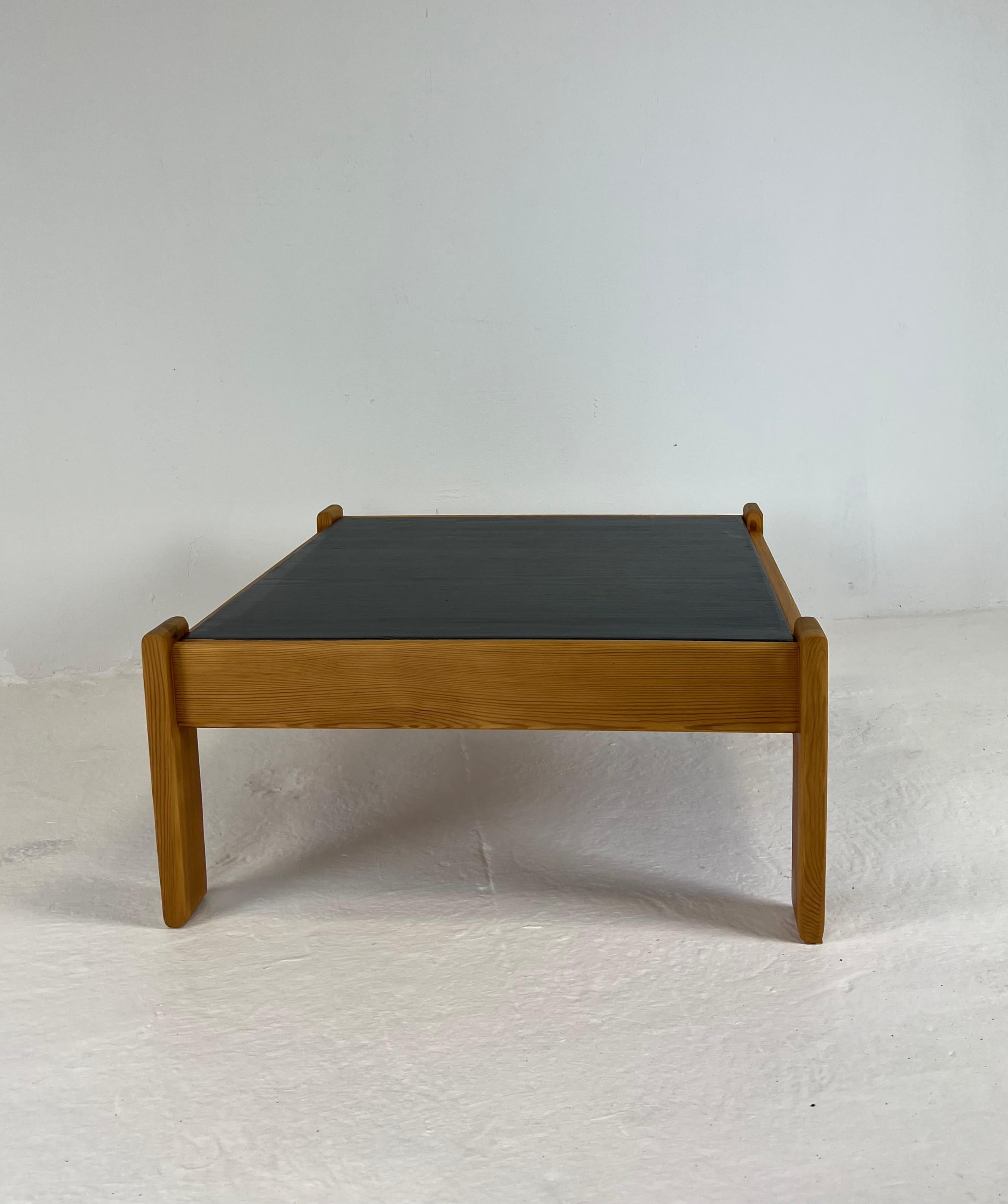 Two-sided modernist coffee table in beech from the 70s. It is in superb condition and has been completely restored. In the style of the creations of andré sornay or reminiscent of the work of alvar alto as well as the furniture of the house Regain,