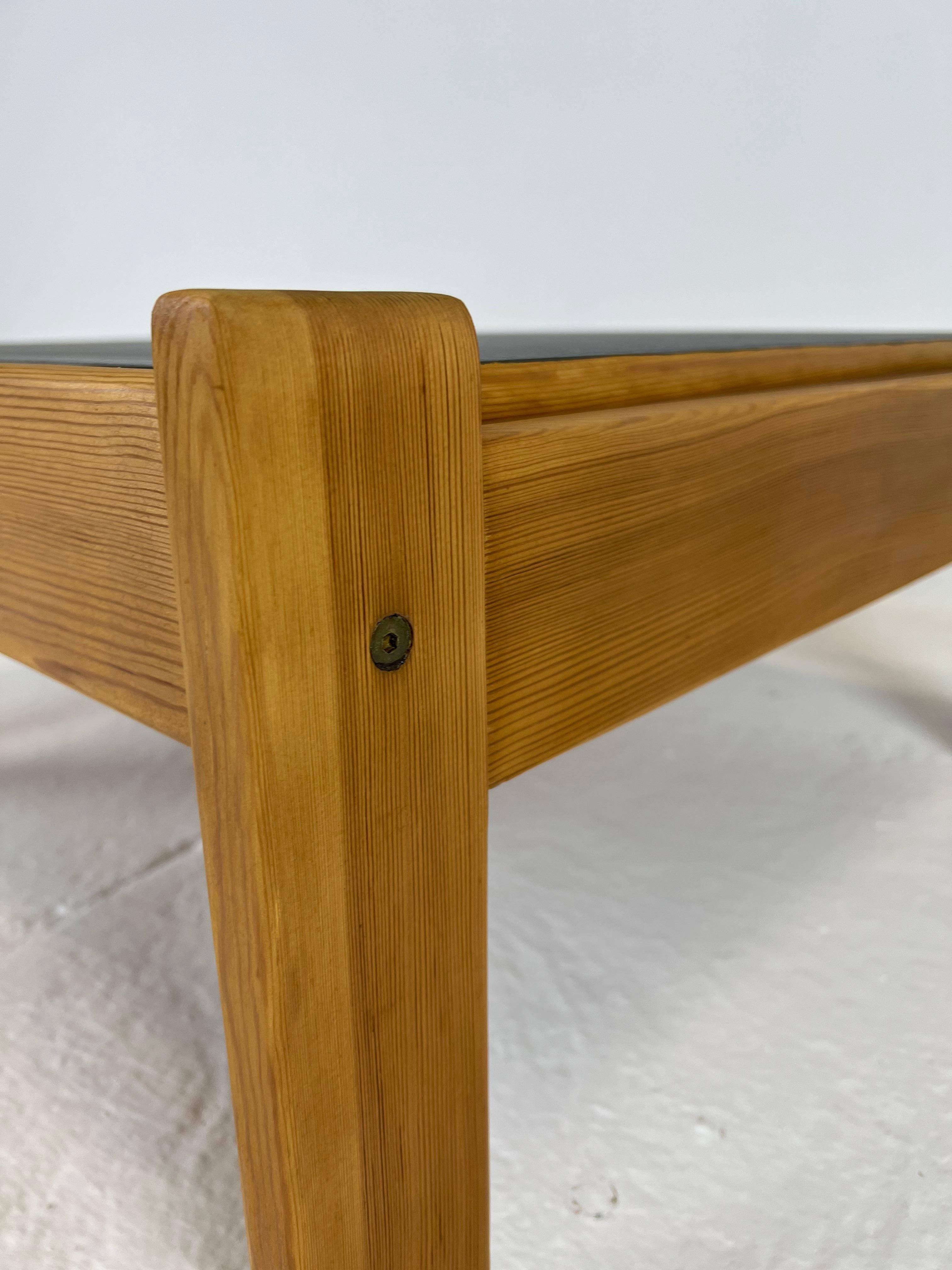 Table basse moderniste à deux faces en bois de pin, années 1970 Bon état - En vente à LYON, FR