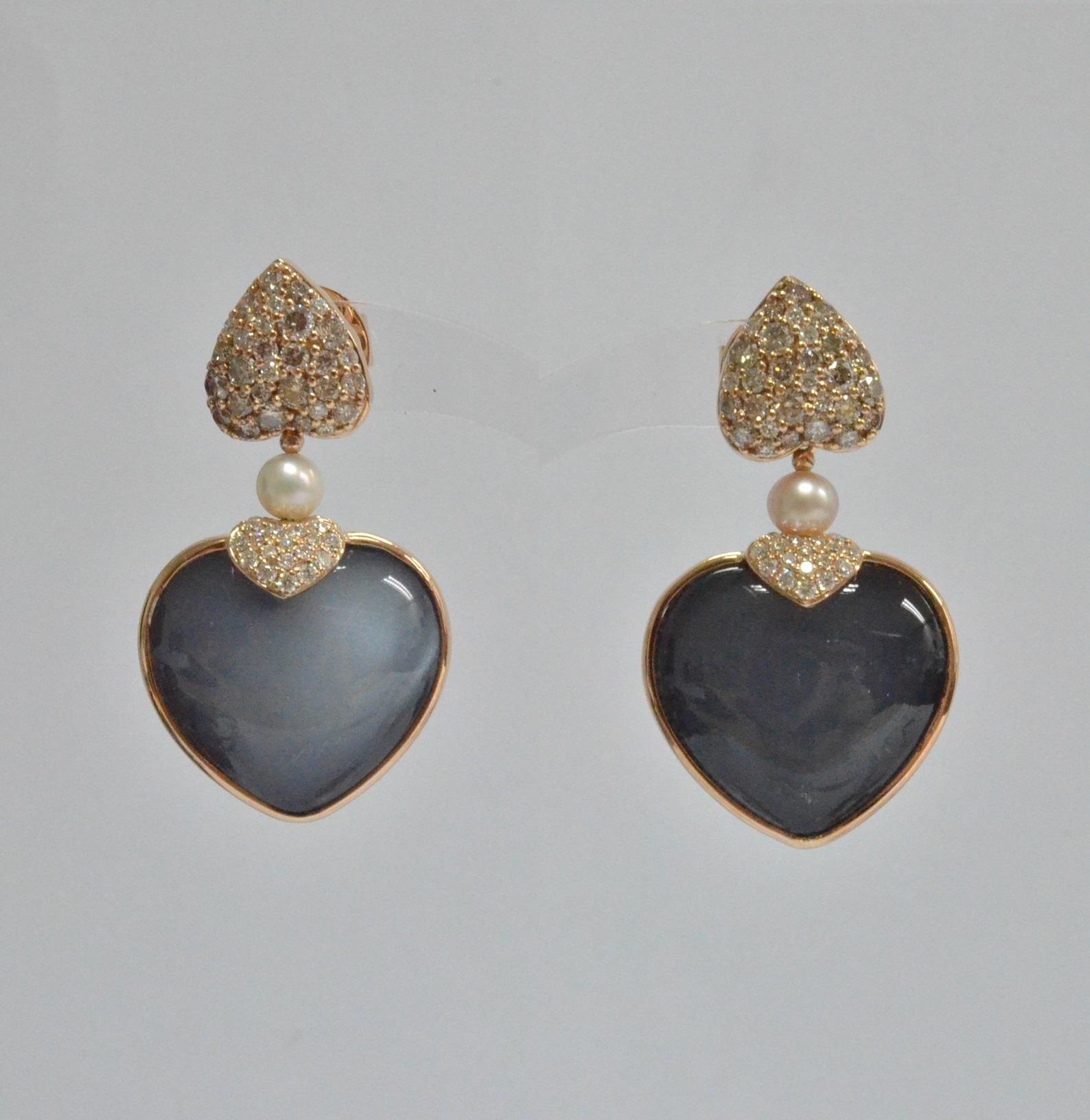 Taille cœur Boucles d'oreilles en or rose 18 carats avec pierre de lune blanche à deux faces et cœur en onyx noir en vente