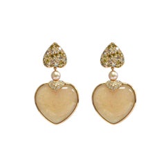 Sunita Nahata Herzohrringe mit zweiseitigem weißem und pfirsichfarbenem Mondstein aus 18KRG