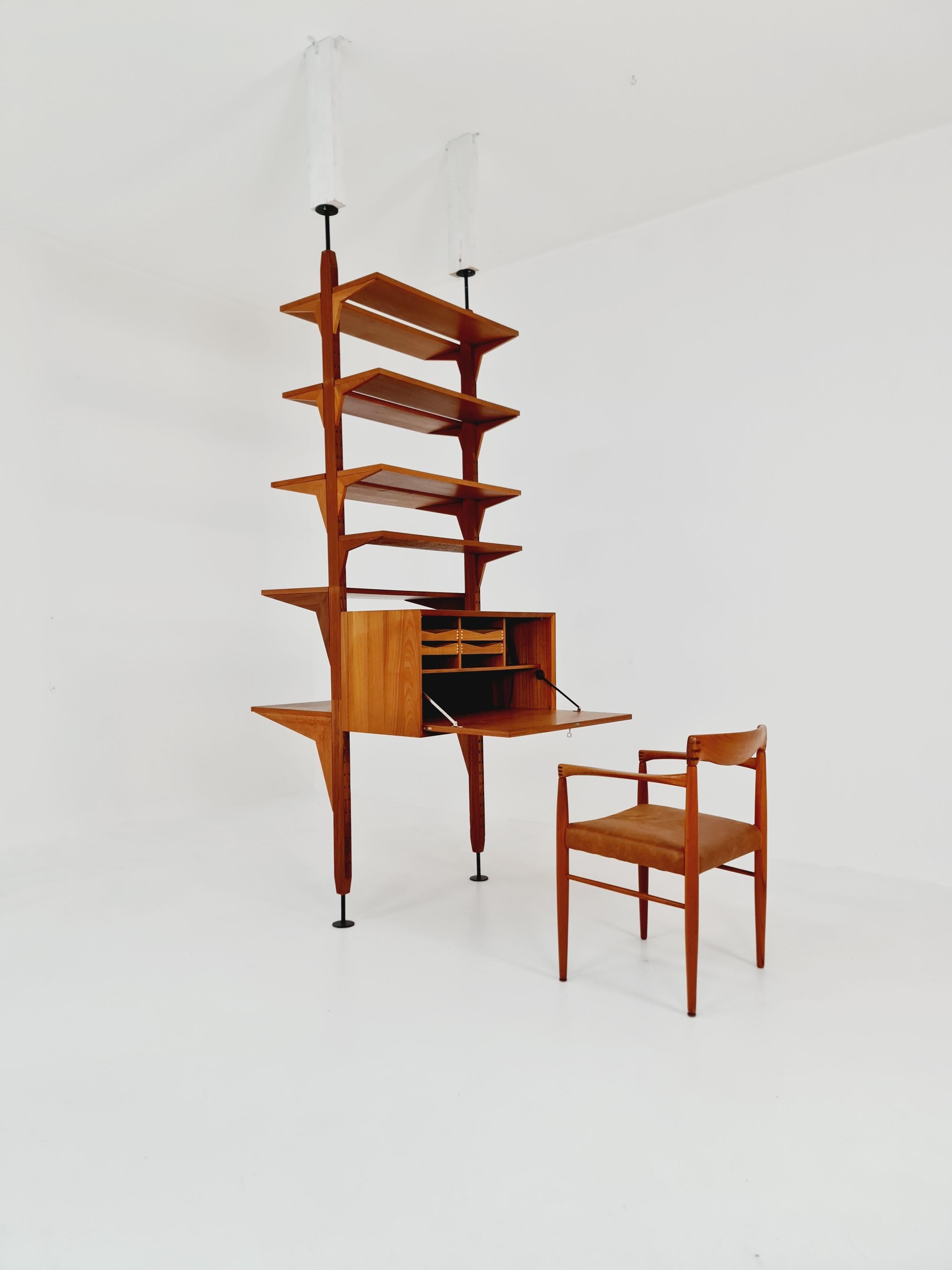 Rara scaffalatura danese in teak del Medioevo, di Poul Cadovius, anni '60

Utilizzato come divisorio per la stanza

Design danese di Poul Cadovius

Anno di progettazione: 1960s

I ripiani e il mobile della scrivania sono