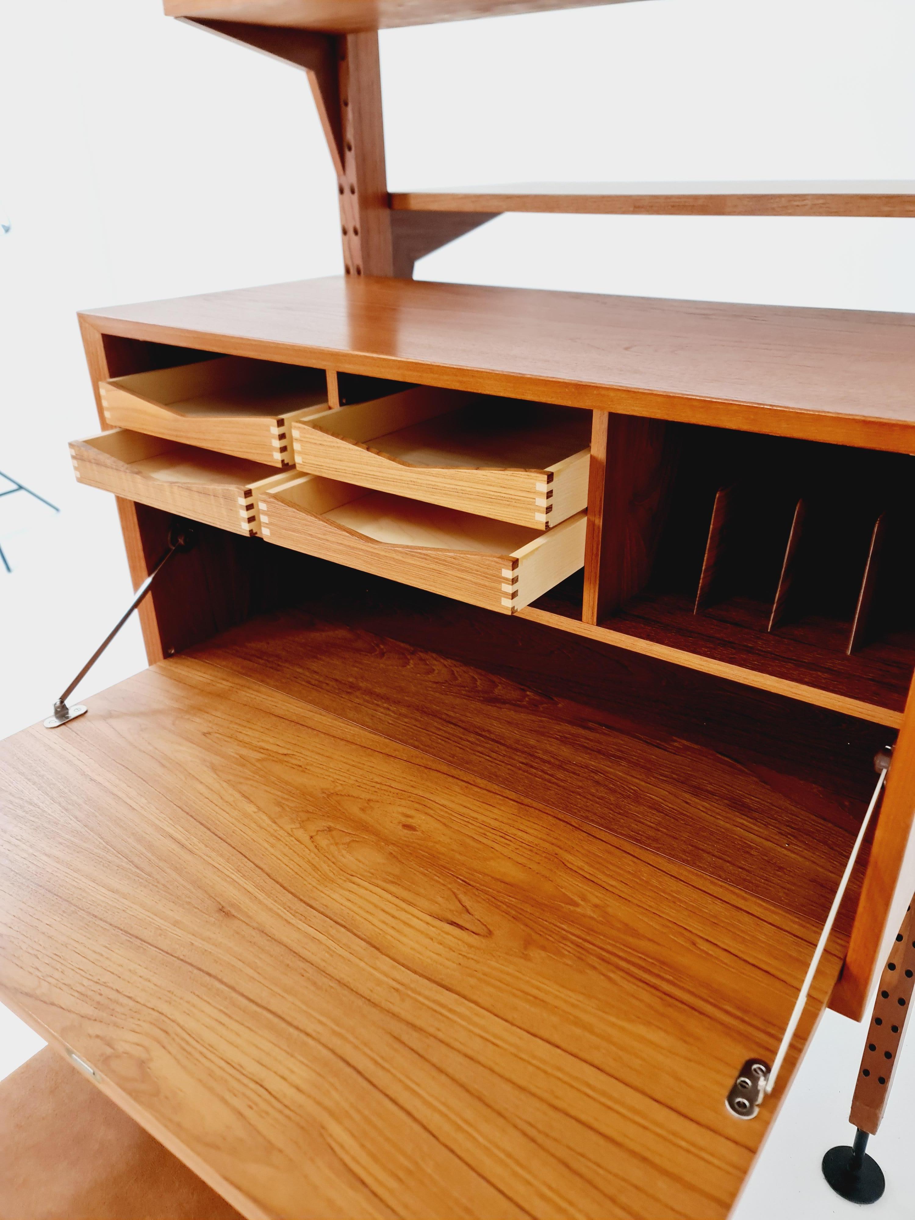 Danese Scaffalatura divisoria in teak danese su due lati, di Poul Cadovius in vendita