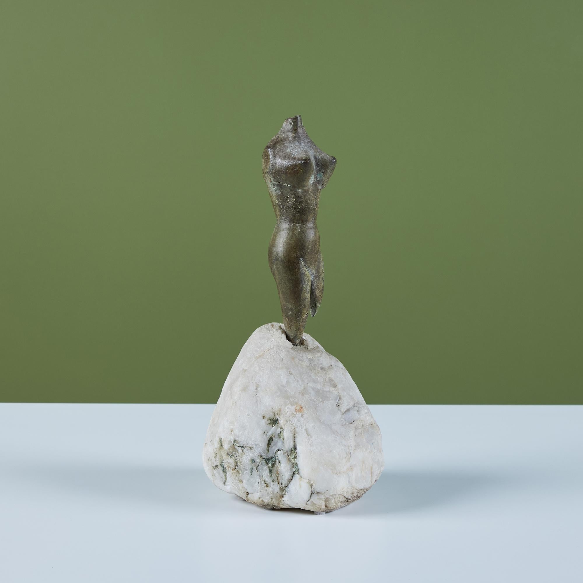 Bronzeskulptur einer weiblichen Figur auf einem Sockel aus organischem Stein. 
Gekennzeichnet mit auf der Unterseite - JJ TIMO.

Abmessungen
6,25