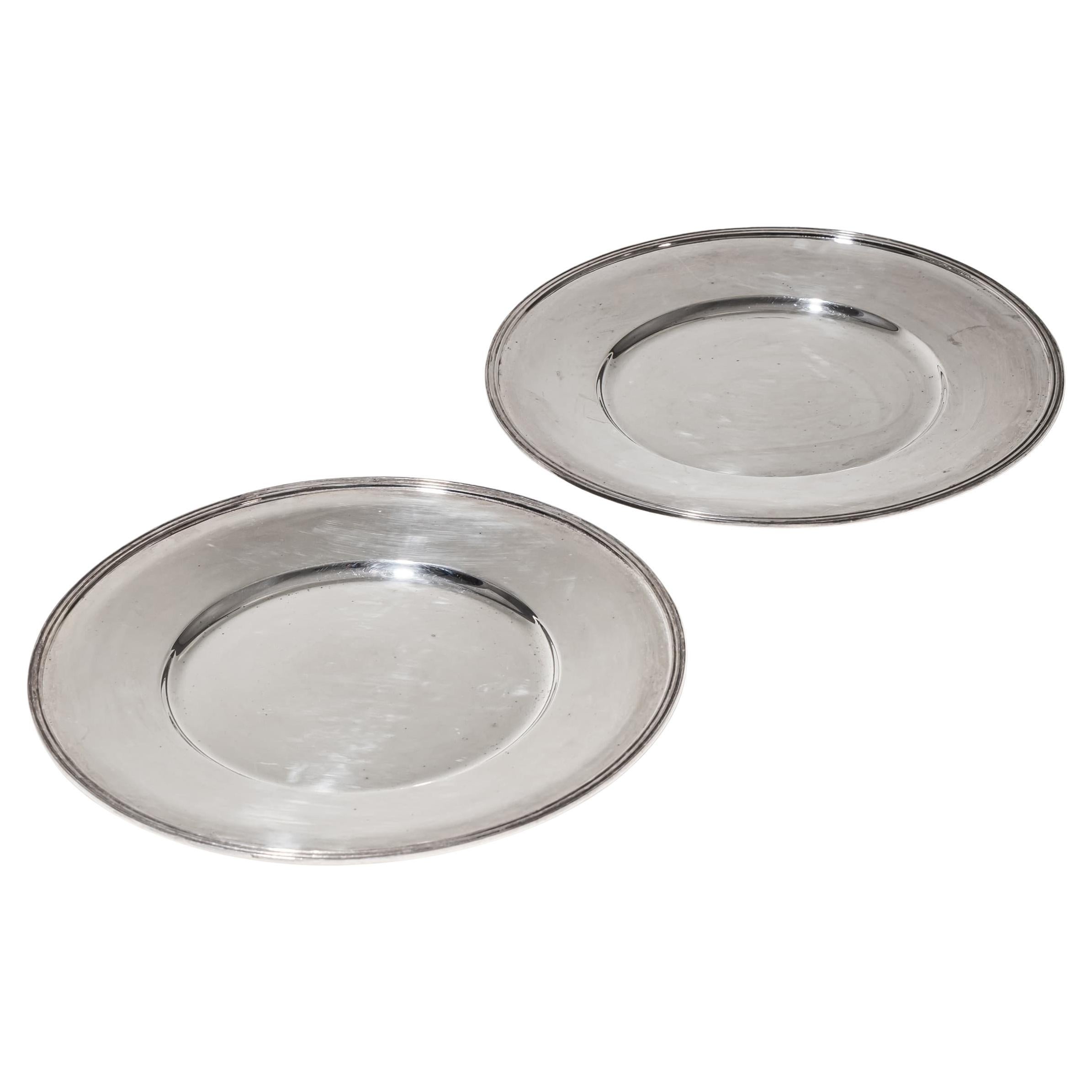 Deux assiettes de service en argent, marquées Wilkens