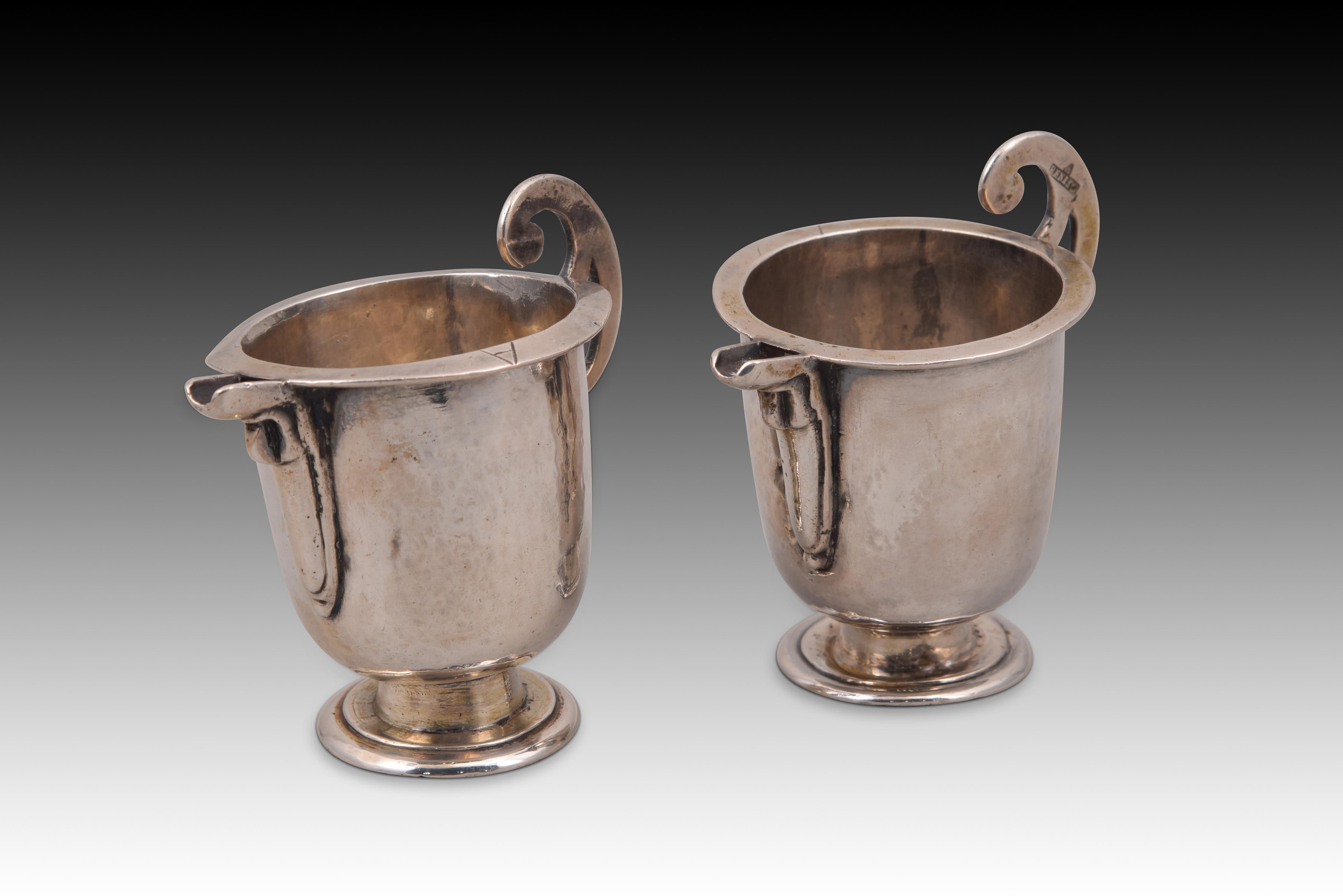 Spanish Two silver pitchers set. Benito Gómez, Antonio. Segovia, Spain, 1831-1835. For Sale