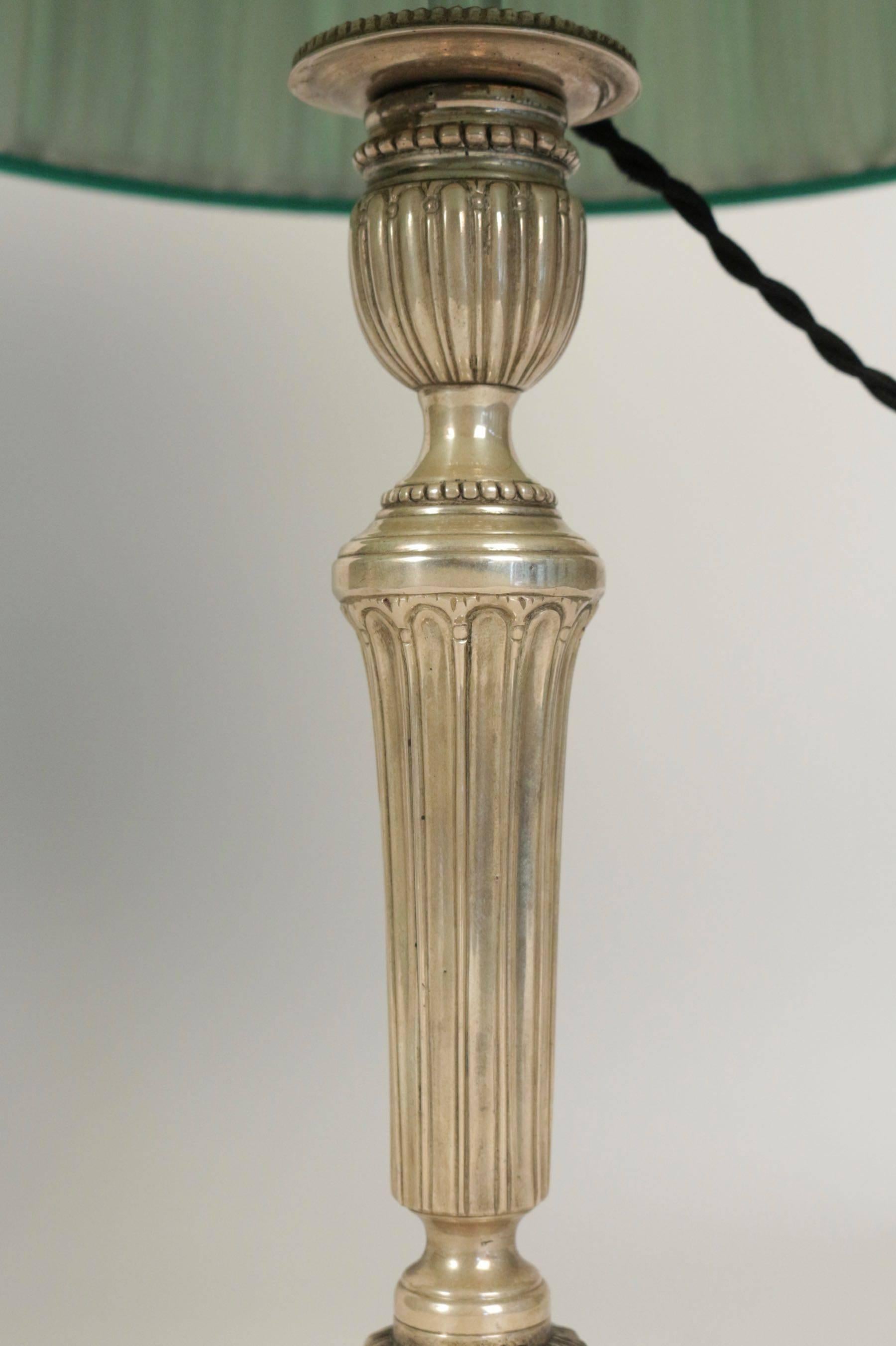 Francese Due candelieri placcati in argento trasformati in lampade, XIX secolo in vendita
