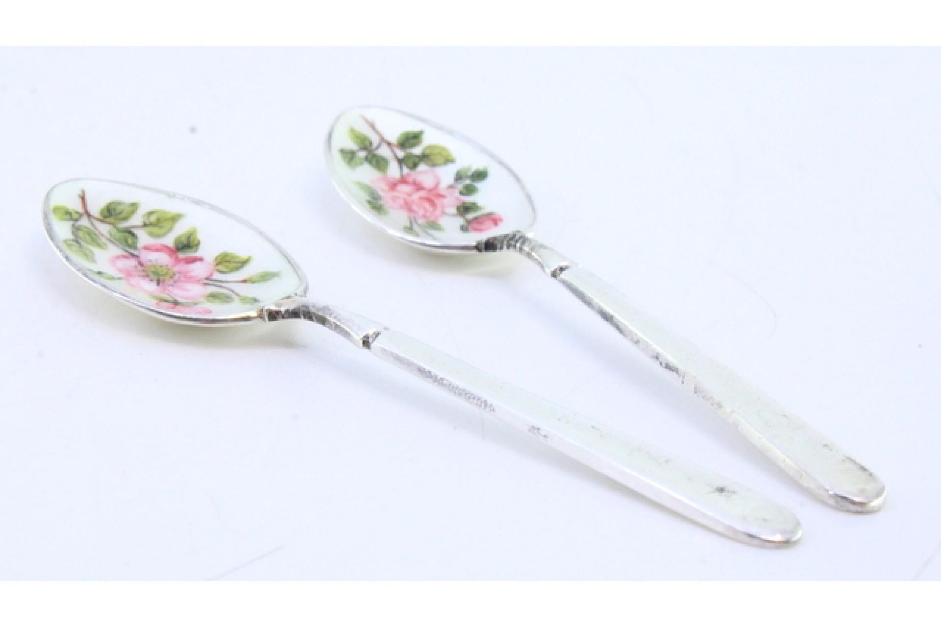 Description: Set of two silver teaspoons with enameled shell with flowers and reliefs on the handles. Metal: Silver. Origin: English. Brand: Birmingham. Weight: 30.43 grams (Weight of both spoons). Dimensions: 10.5x2.4cm. Content: 925/1000. Assay