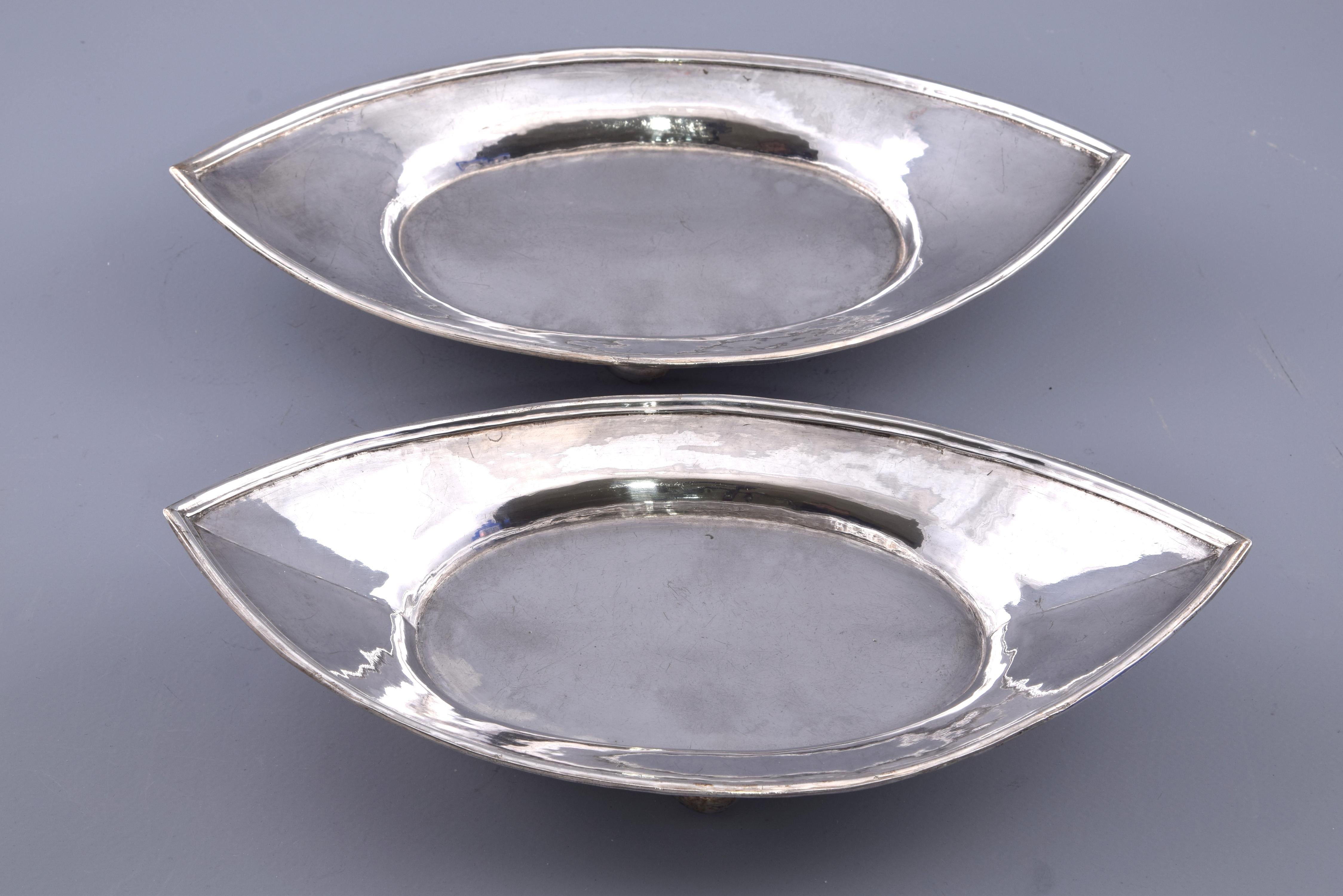 Pair of trays. Silver. Possibly Mexico, 18th century.
 With contrast marks.
 Two oval silver trays in their color and with a curled shape, finished in a point and slightly raised on four spheres each one that have been decorated in the upper part