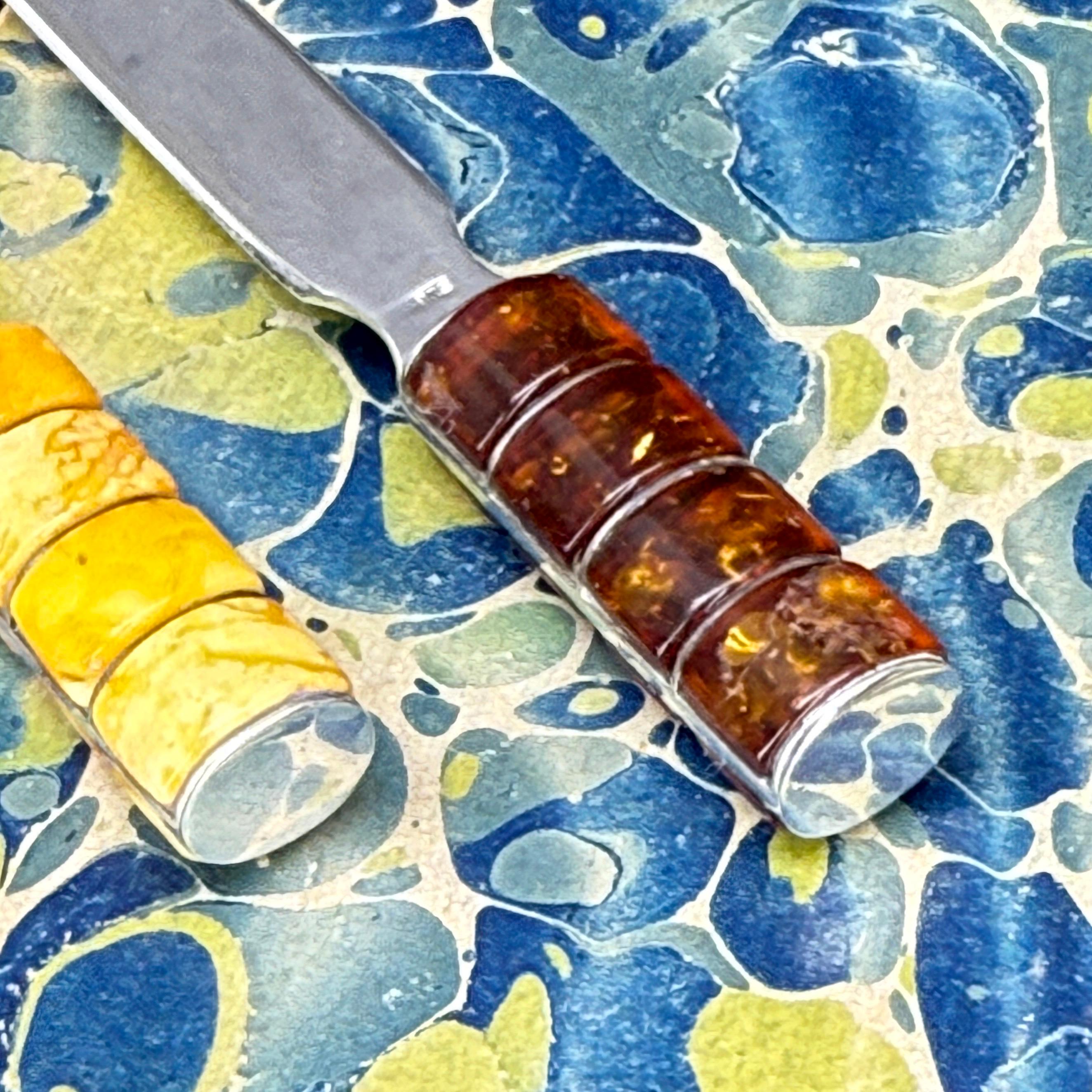 Zwei kleine Brieföffner mit Bernstein- und Sterlingsilbergriff im Angebot 3