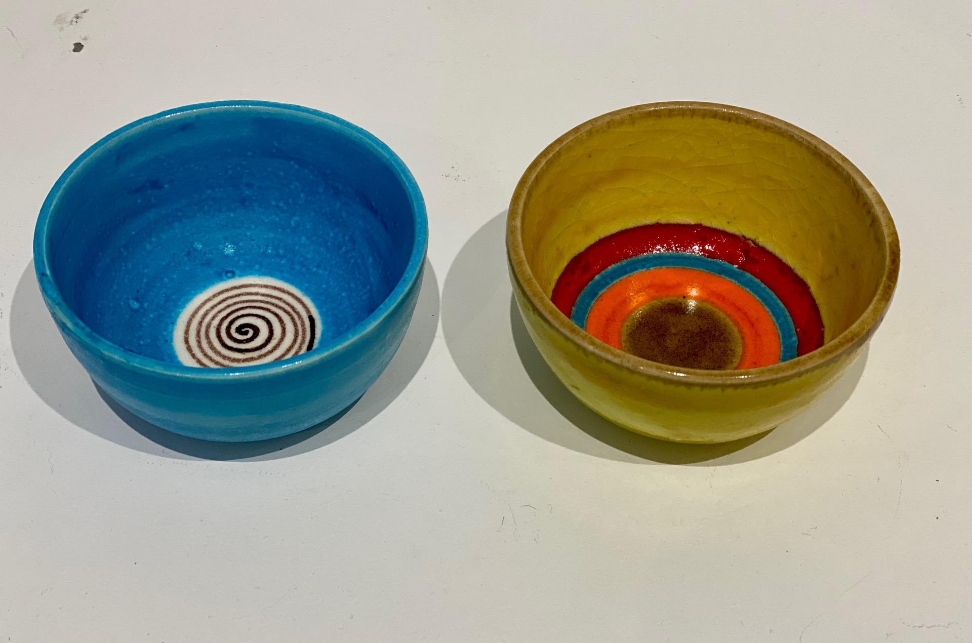 Deux petites Vide-Poches décoratives tasses en céramique signées Gambone, Italie, années 1950 en vente 3