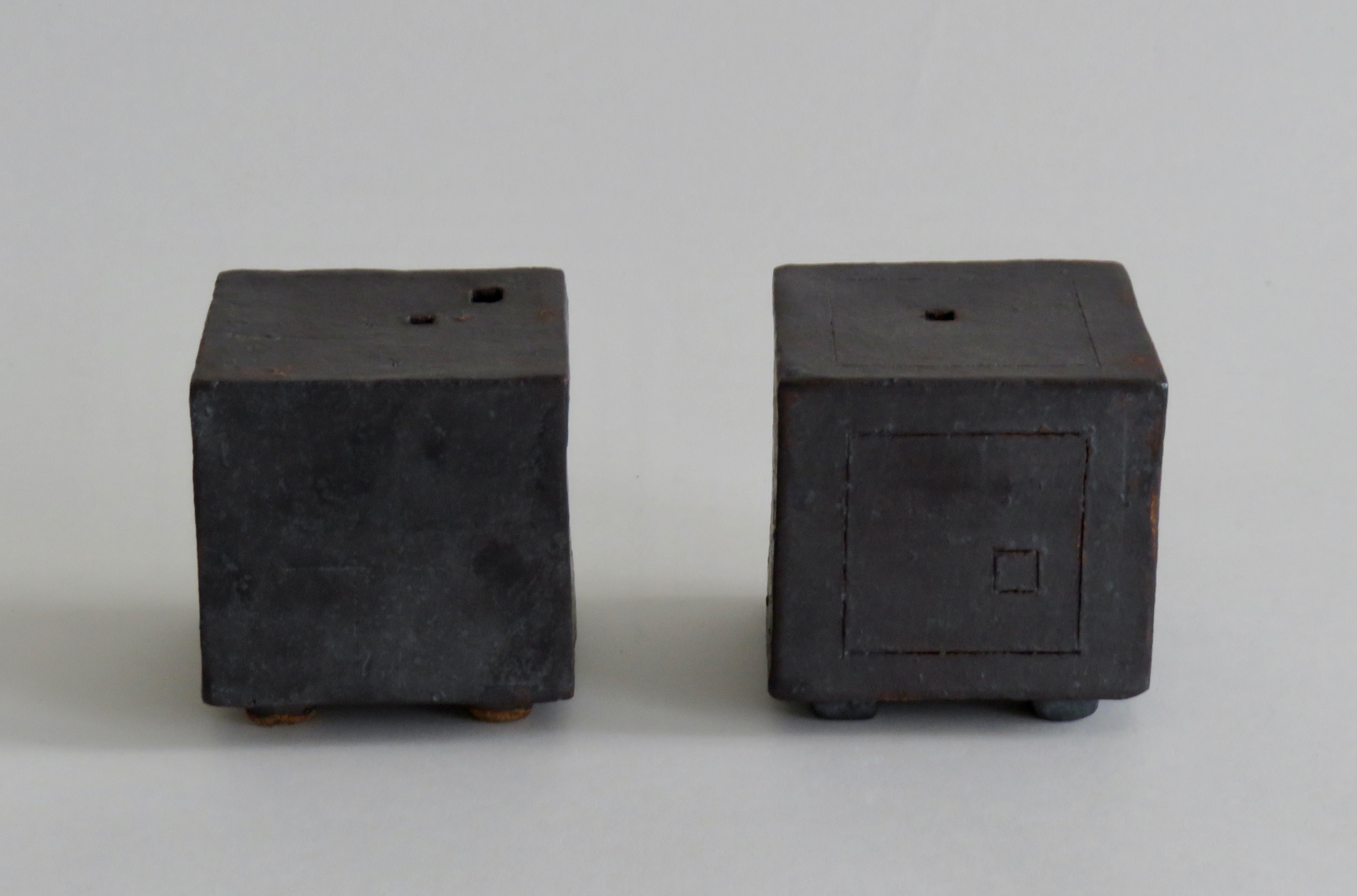 Américain Deux petites boîtes de contemplation, cubes, grès émaillé fabriqués à la main en vente