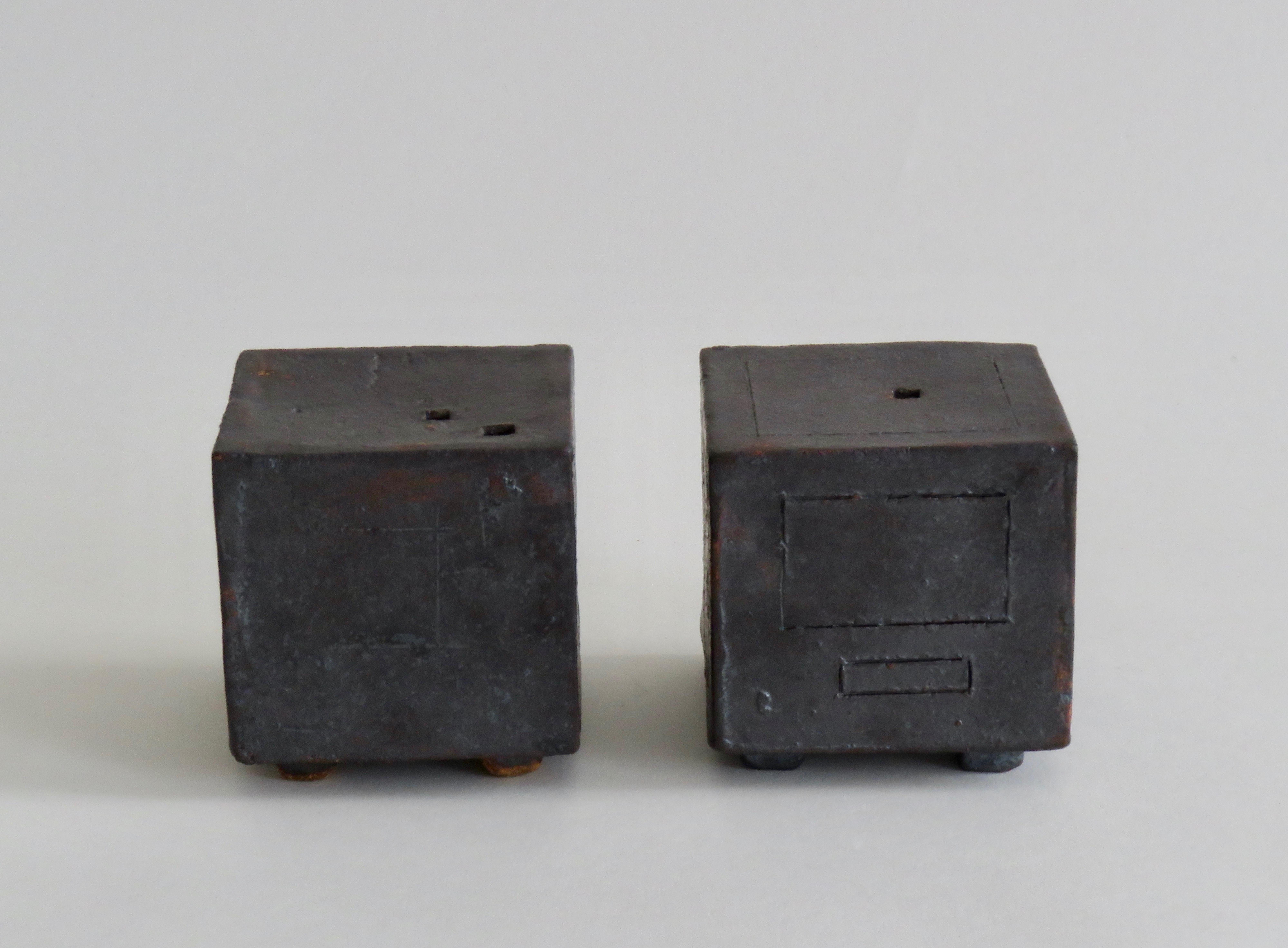 Vernissé Deux petites boîtes de contemplation, cubes, grès émaillé fabriqués à la main en vente