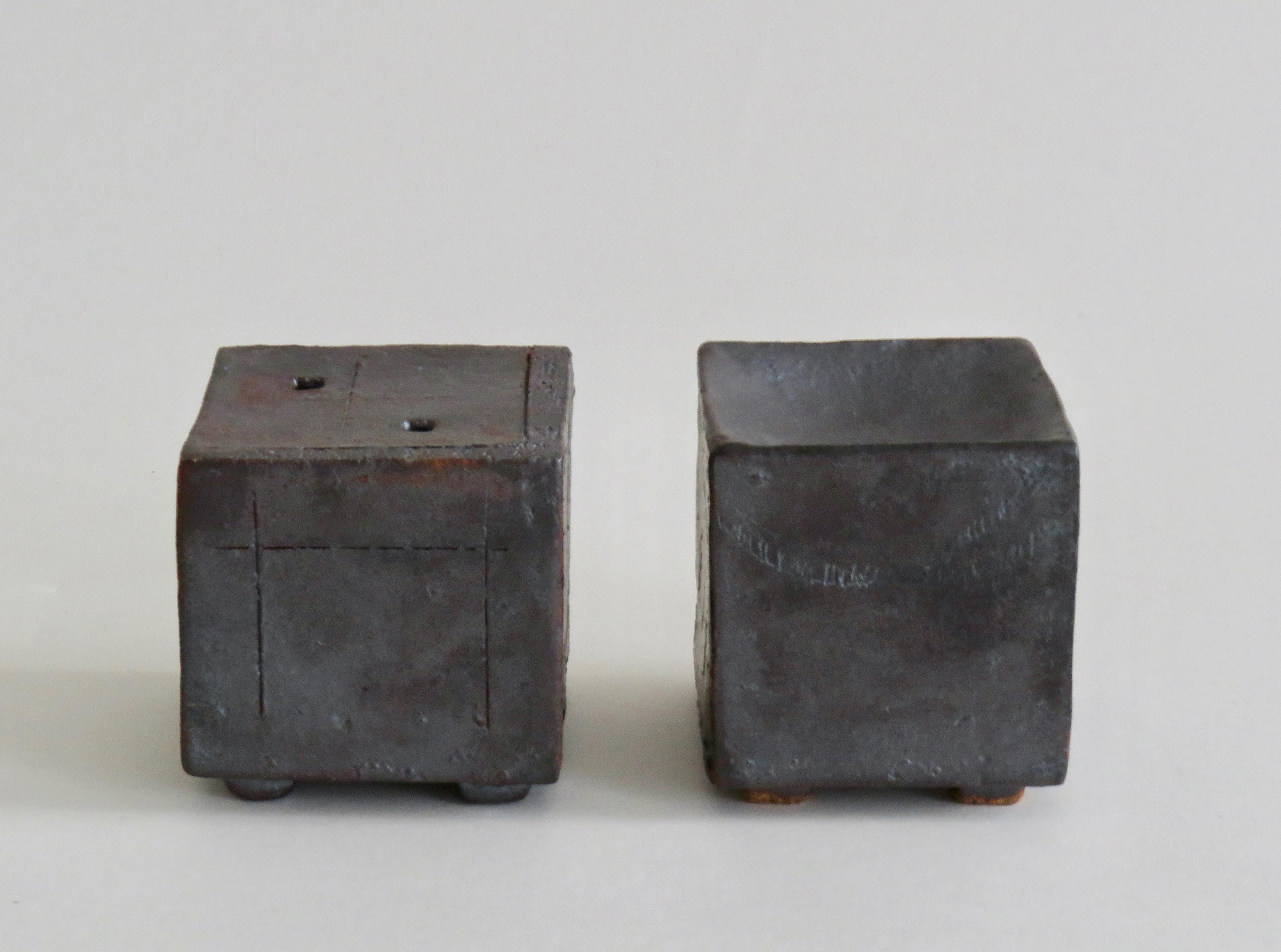 Organique Deux petites boîtes de contemplation Vase en céramique, fabriquées à la main, glaçure métallique rustique en vente