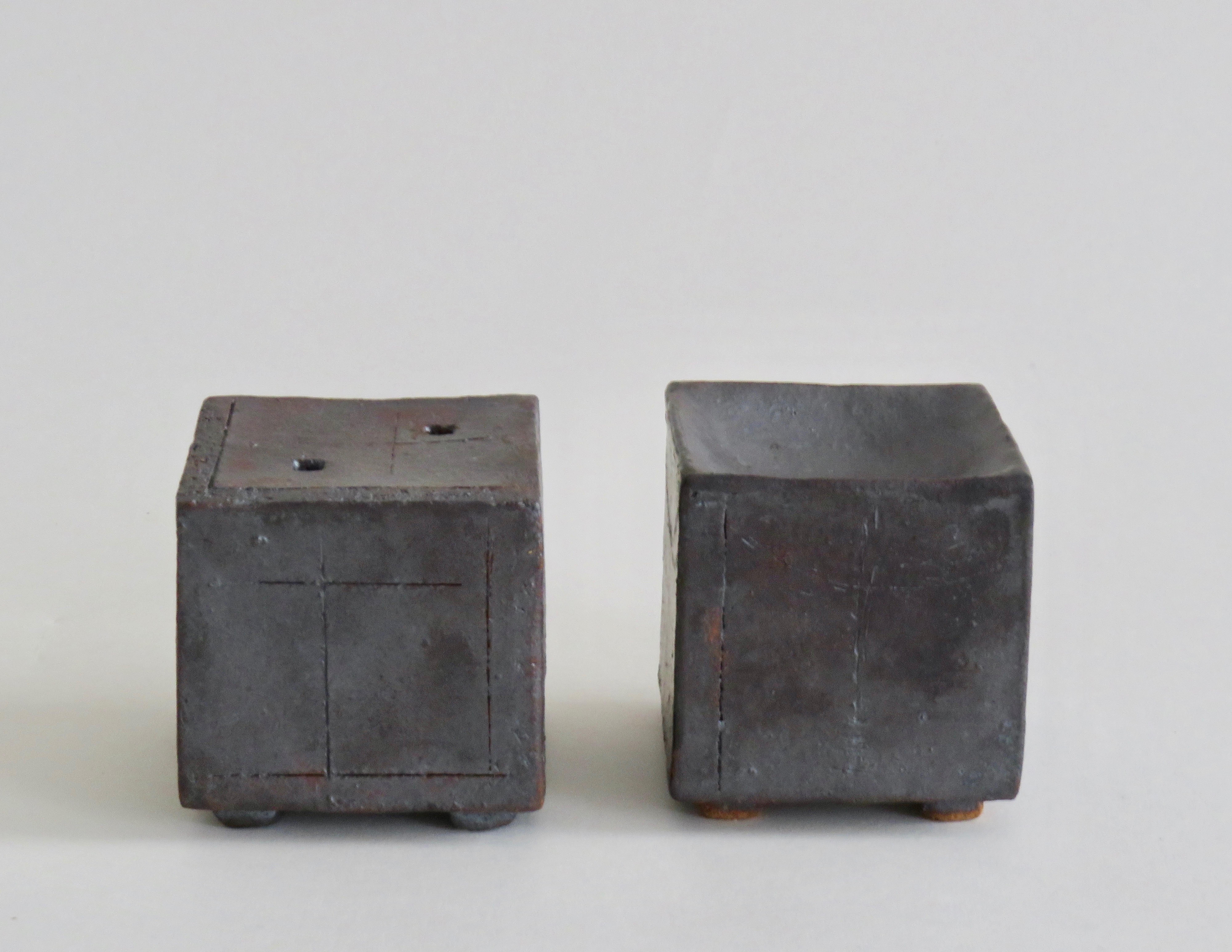 Américain Deux petites boîtes de contemplation Vase en céramique, fabriquées à la main, glaçure métallique rustique en vente