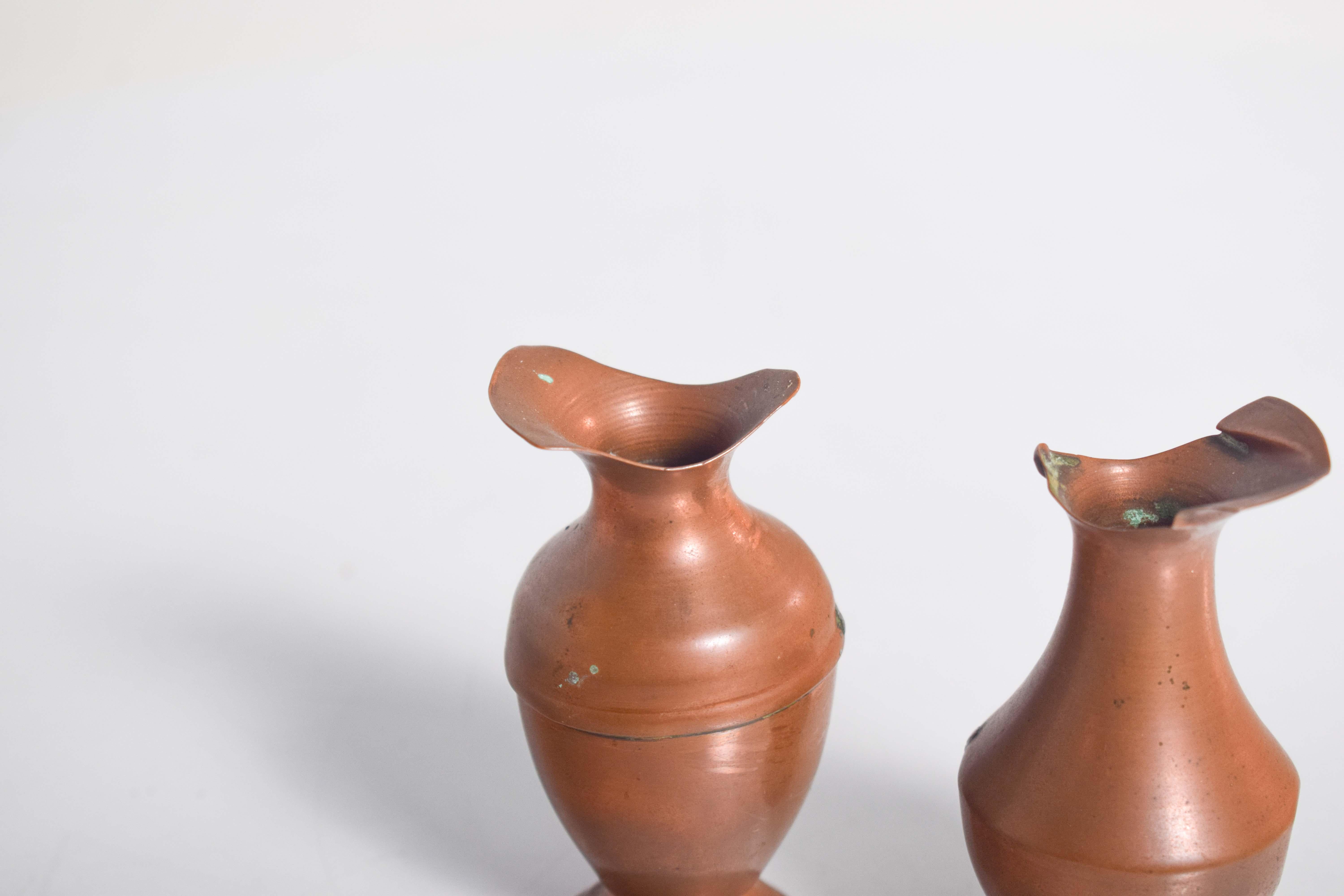 Portoghese Due piccole brocche di rame con bocca ondulata in vendita