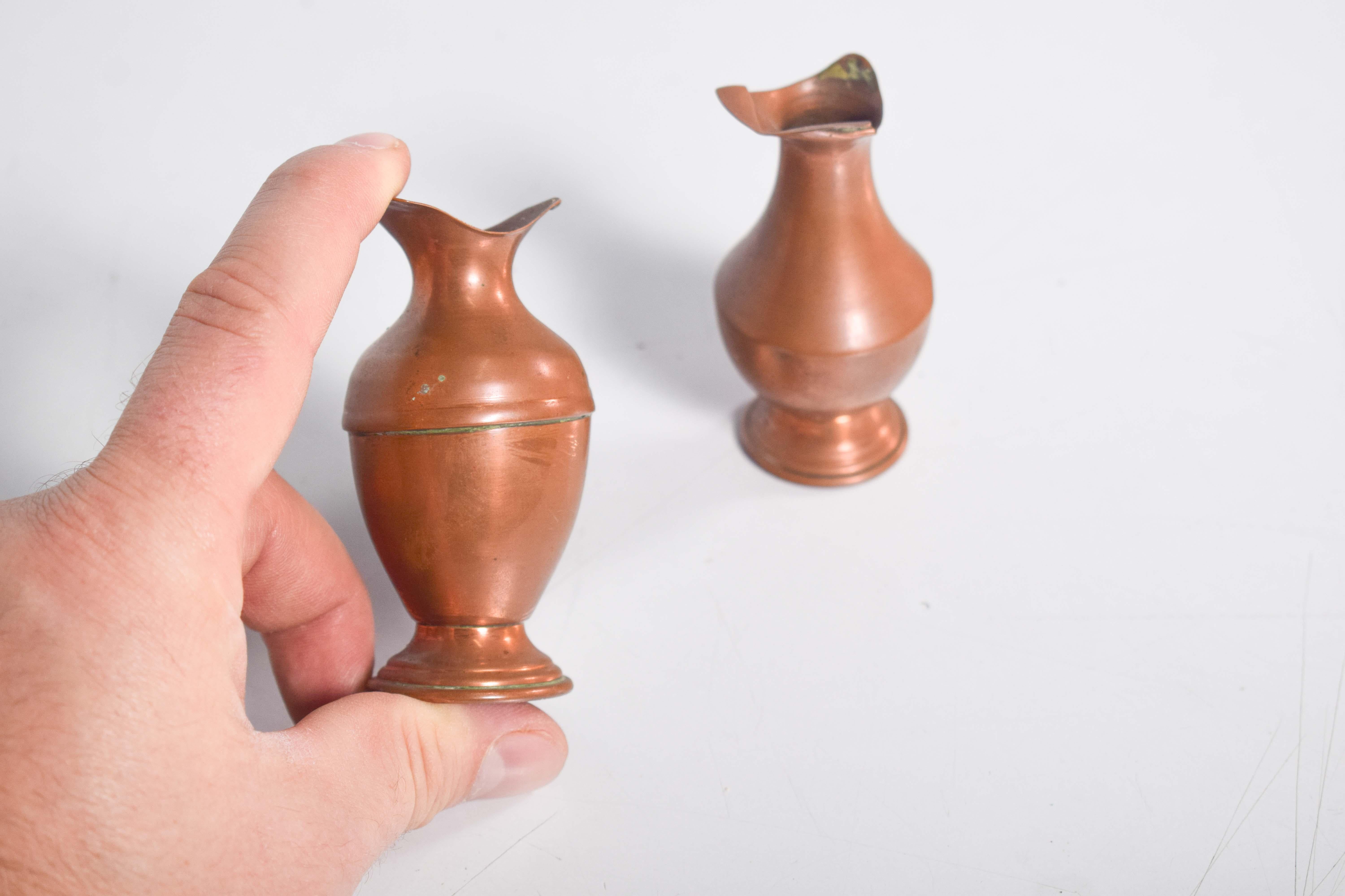 XX secolo Due piccole brocche di rame con bocca ondulata in vendita