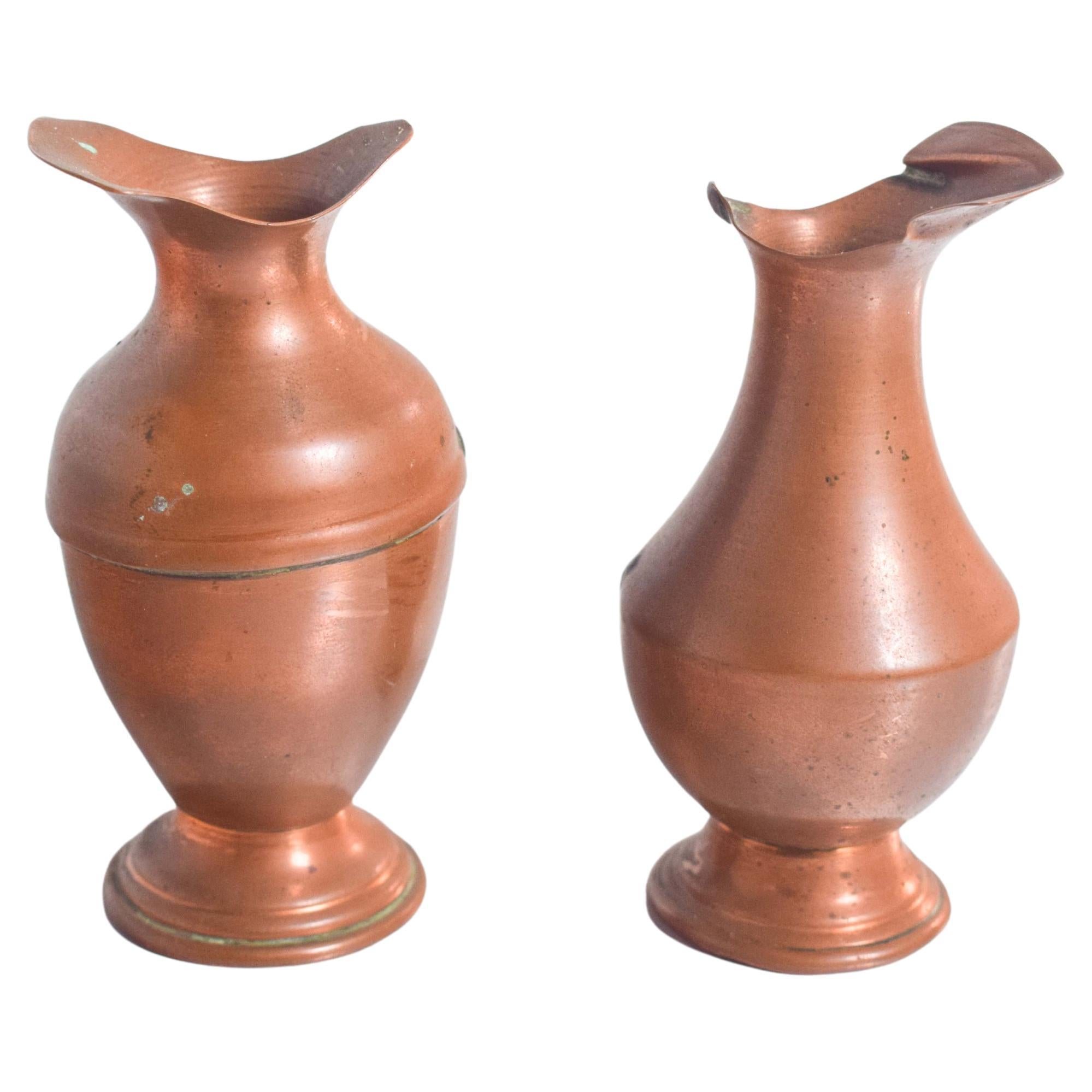 Dos Jarras Pequeñas De Cobre Con Bocas Onduladas
