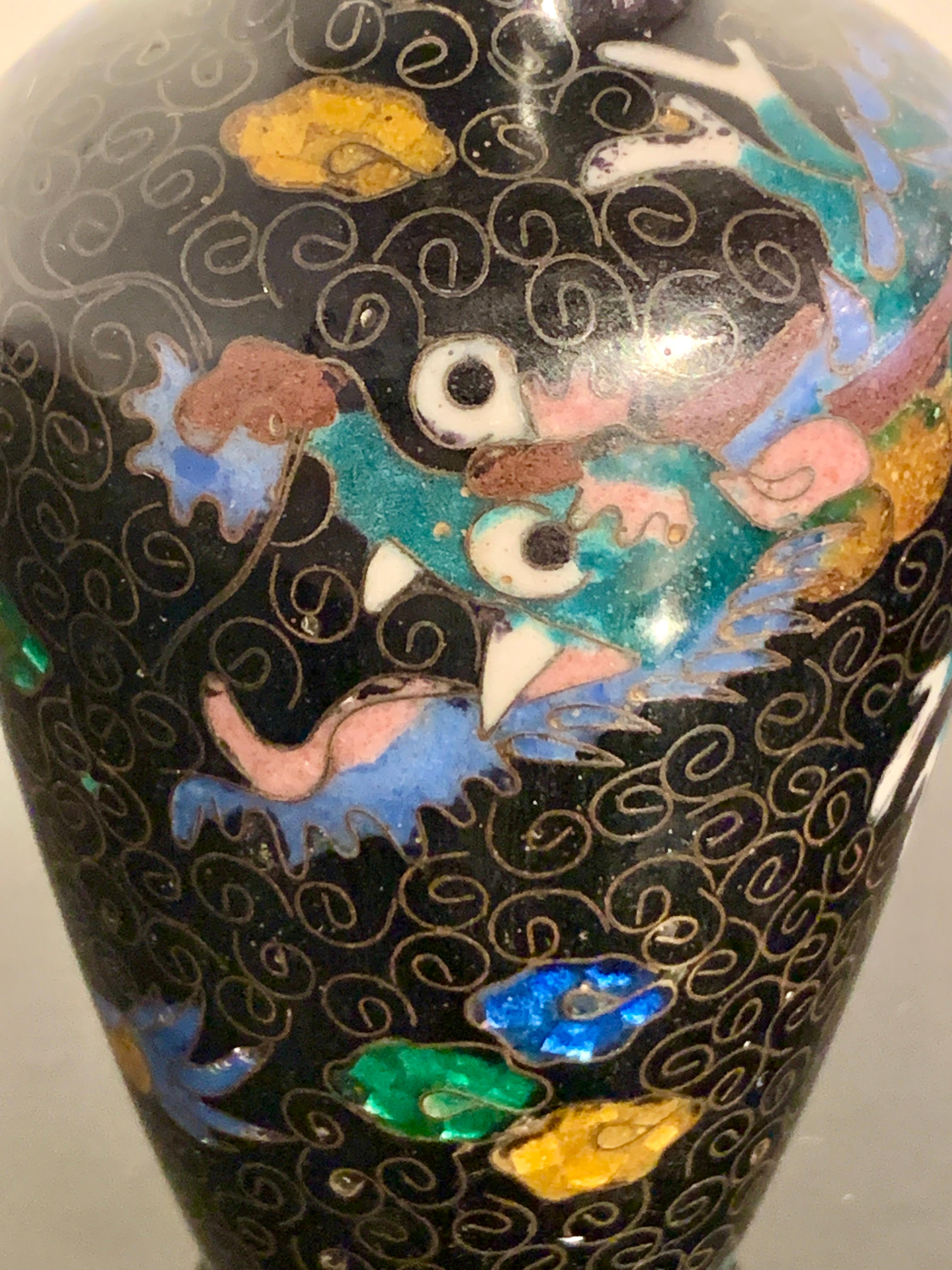 Kleine japanische Cloisonné-D Drachenvasen, frühes 20. Jahrhundert, Japan im Angebot 1