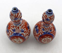 Deux petits vases à bourgeons à col pincé en porcelaine japonaise Imari Porcelain