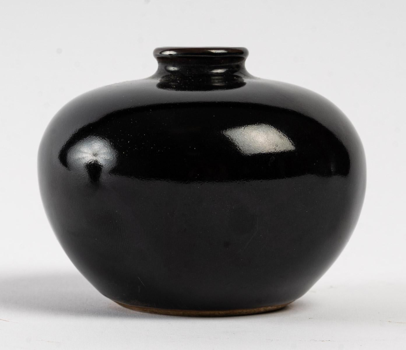 Two small mirror black enamelled vases, China, 20th century.
H: 8.5 cm, D: 8.5 cm
H: 12 cm, D: 8 cm