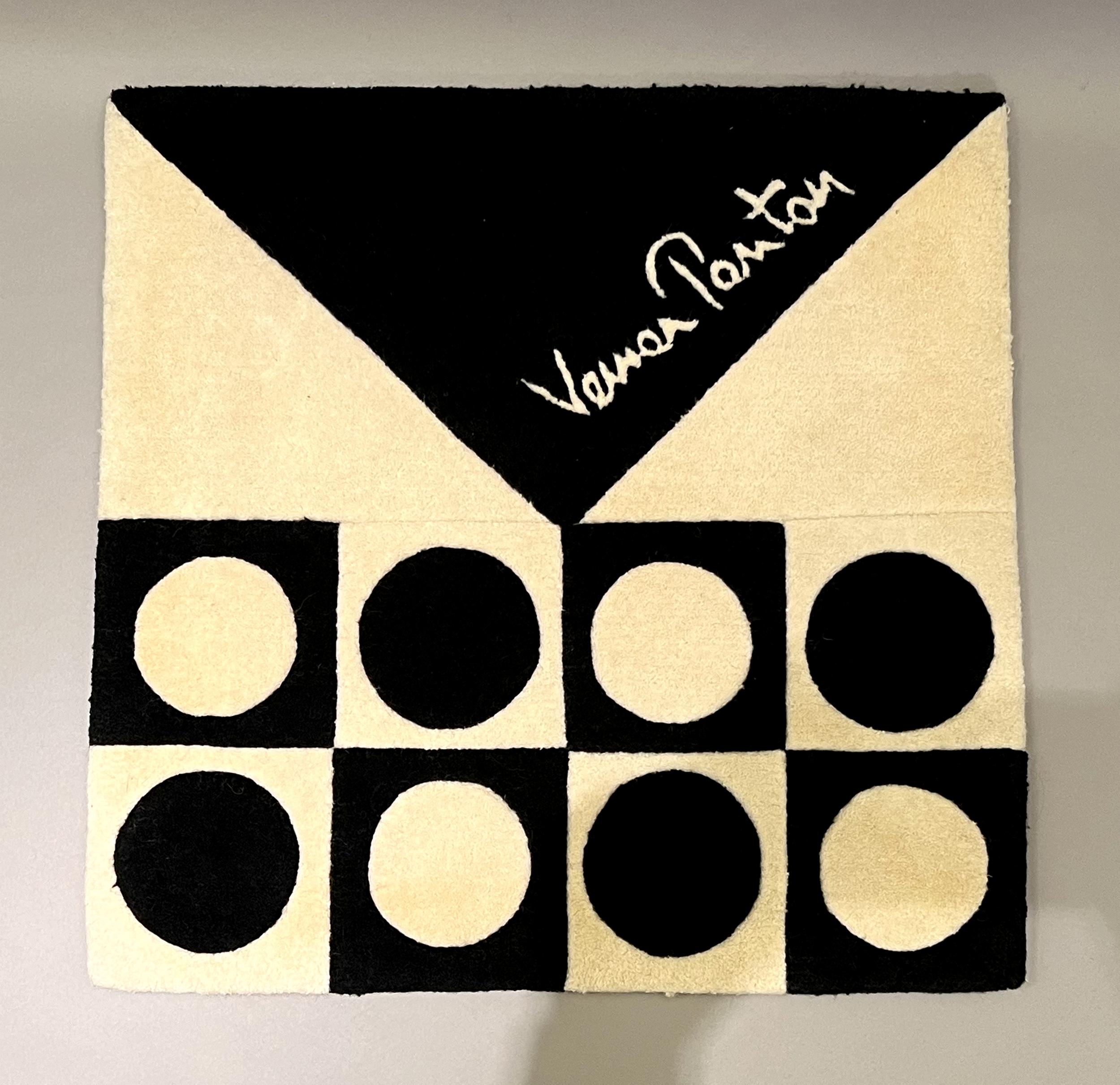 Zwei kleine Musterteppiche, entworfen von Verner Panton und herausgegeben von Verner Panton Design in Basel, Schweiz.
Reine Schurwolle.