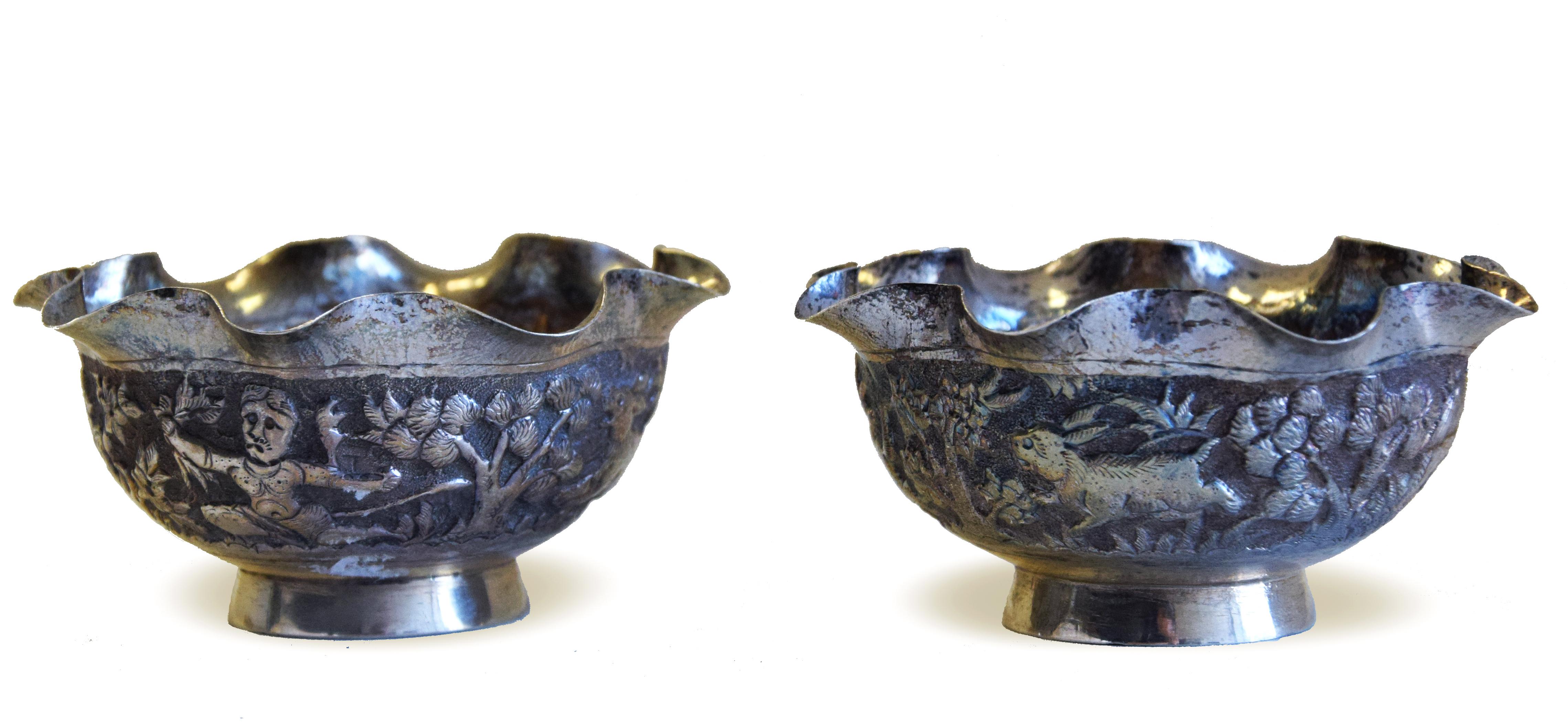 Two small silver bowls are two original decorative objects realized in China in the first half of the 20th century.

Original silver.

Excellent conditions.

Wonderful decorative pair of silver bowls. The two manufacts present a kerchief body,