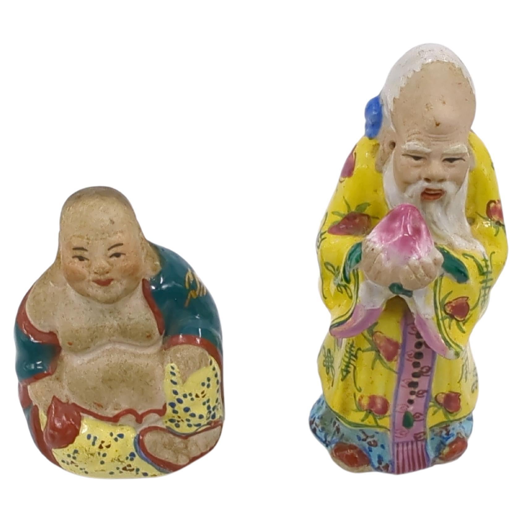 Zwei kleine chinesische Famille-Rose-Porzellanfiguren (1) eines sitzenden Budai (oder Hotai) Buddhas und (2) eines stehenden Gottes der Langlebigkeit, der einen großen Pfirsich präsentiert

Größe H: 3,25
